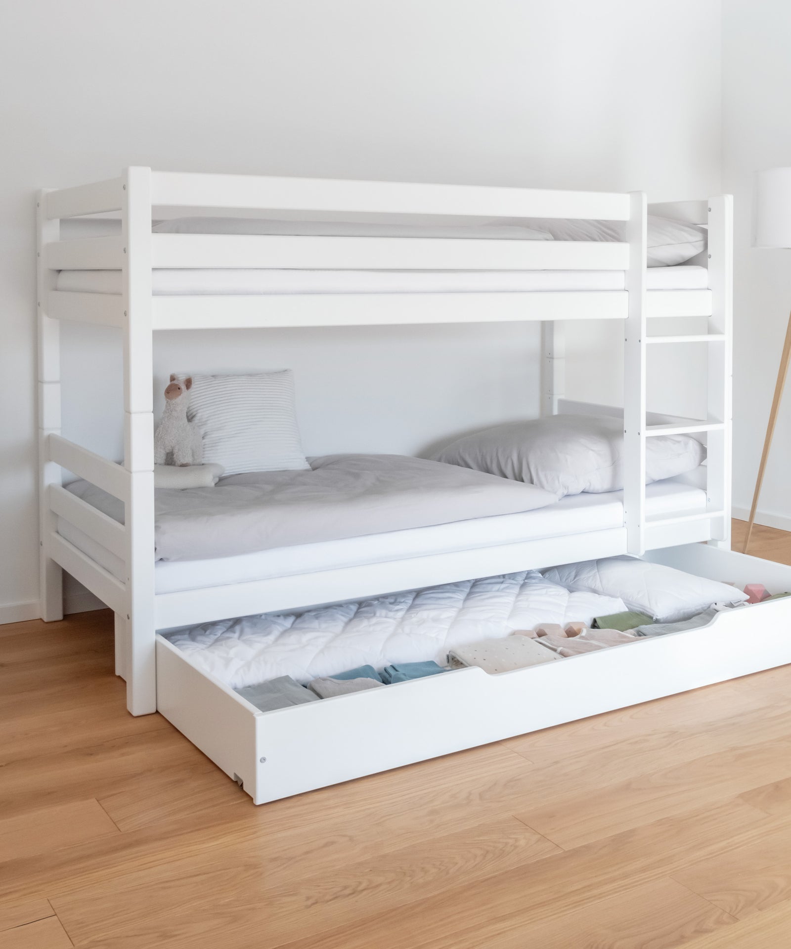 Etagenbett mittelhoch in der Farbe Weiß mit Schublade.