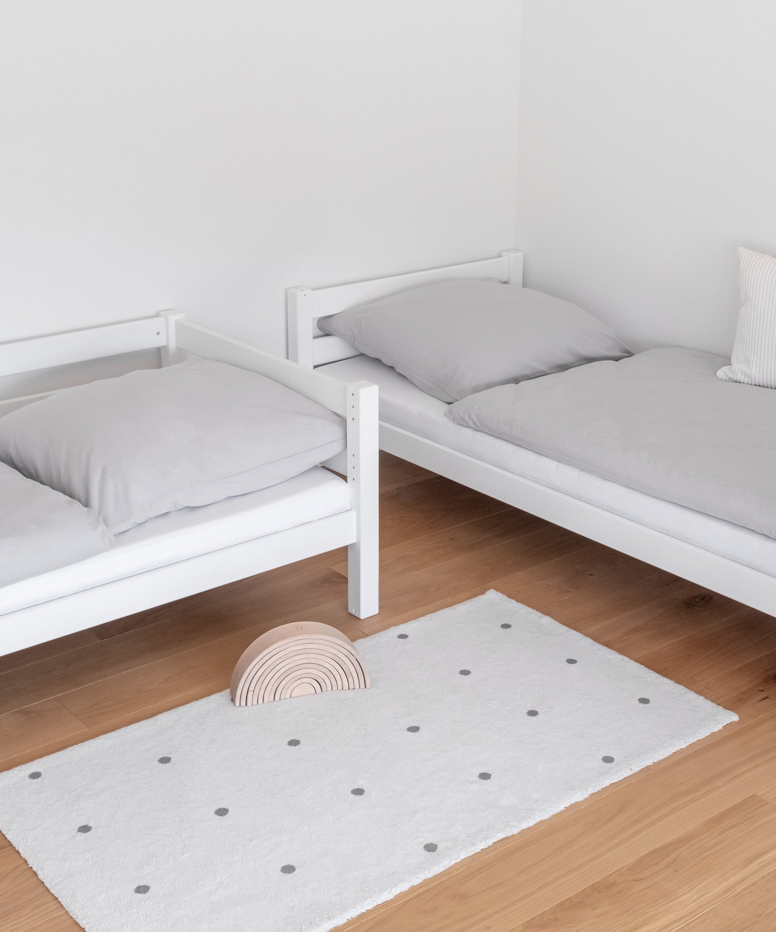 Aus 1 mach 2*Unser Stockbett kann ganz einfach zu zwei Einzelbetten umgebaut werden.|Zwei Einzelbetten, die aus dem Etagenbett umgebaut werden können.