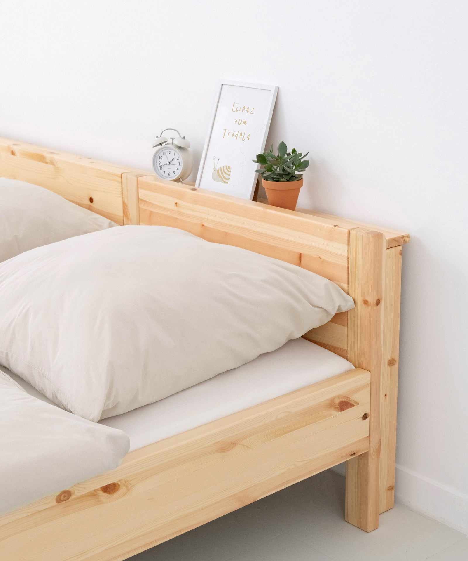 Praktische Ablage*Mit der platzsparenden Ablage im zeitlosen Design hast du alles schnell zur Hand, was du nachts brauchst.|Nahaufnahme Kopfende mit Ablage in Kiefer natur.