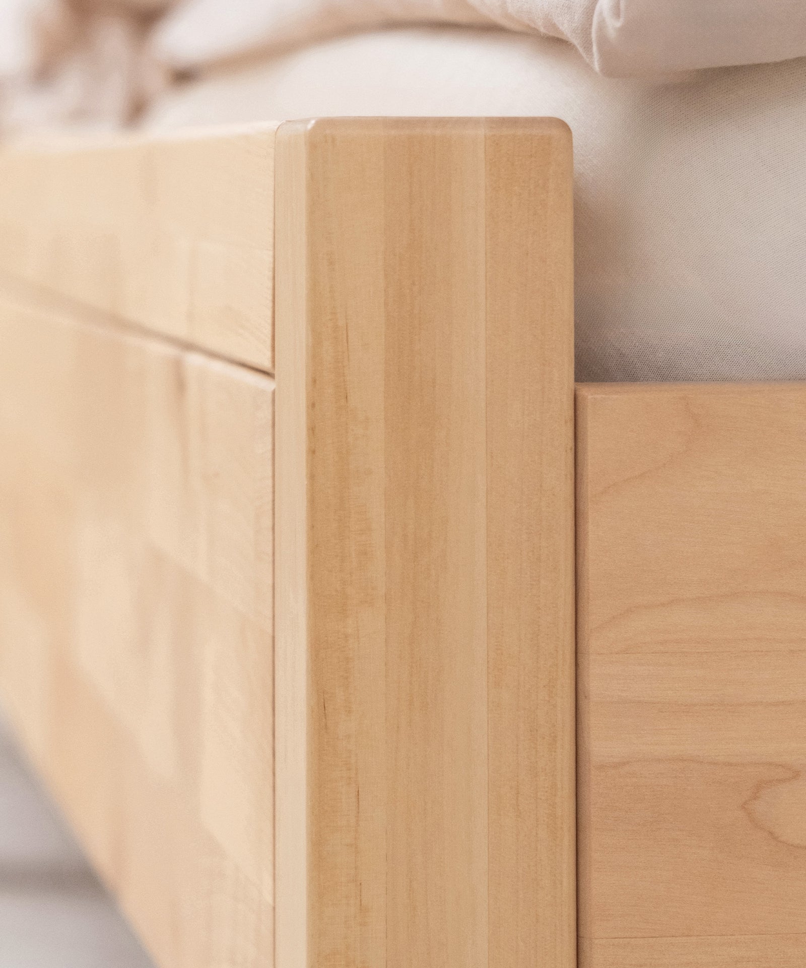 FSC®-zertifiziert*Für die Herstellung verwenden wir ausschließlich hochwertiges Birkenholz aus nachhaltiger Forstwirtschaft.|Nahaufnahme Birkenholz Familienbett.