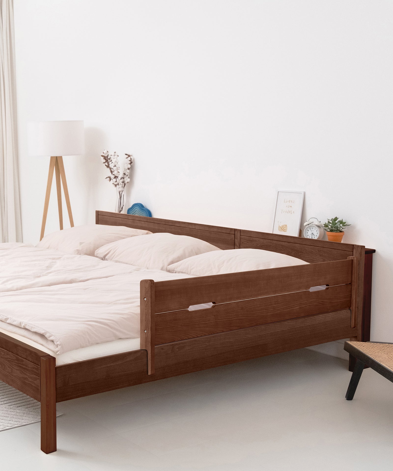 Optionaler Rausfallschutz*Zusätzliche Sicherheit bietet der passende Rausfallschutz. Er kann schnell und einfach an den Bettseiten angebracht werden.|Rausfallschutz an Familienbett Esche in Nussbaum gebeizt.