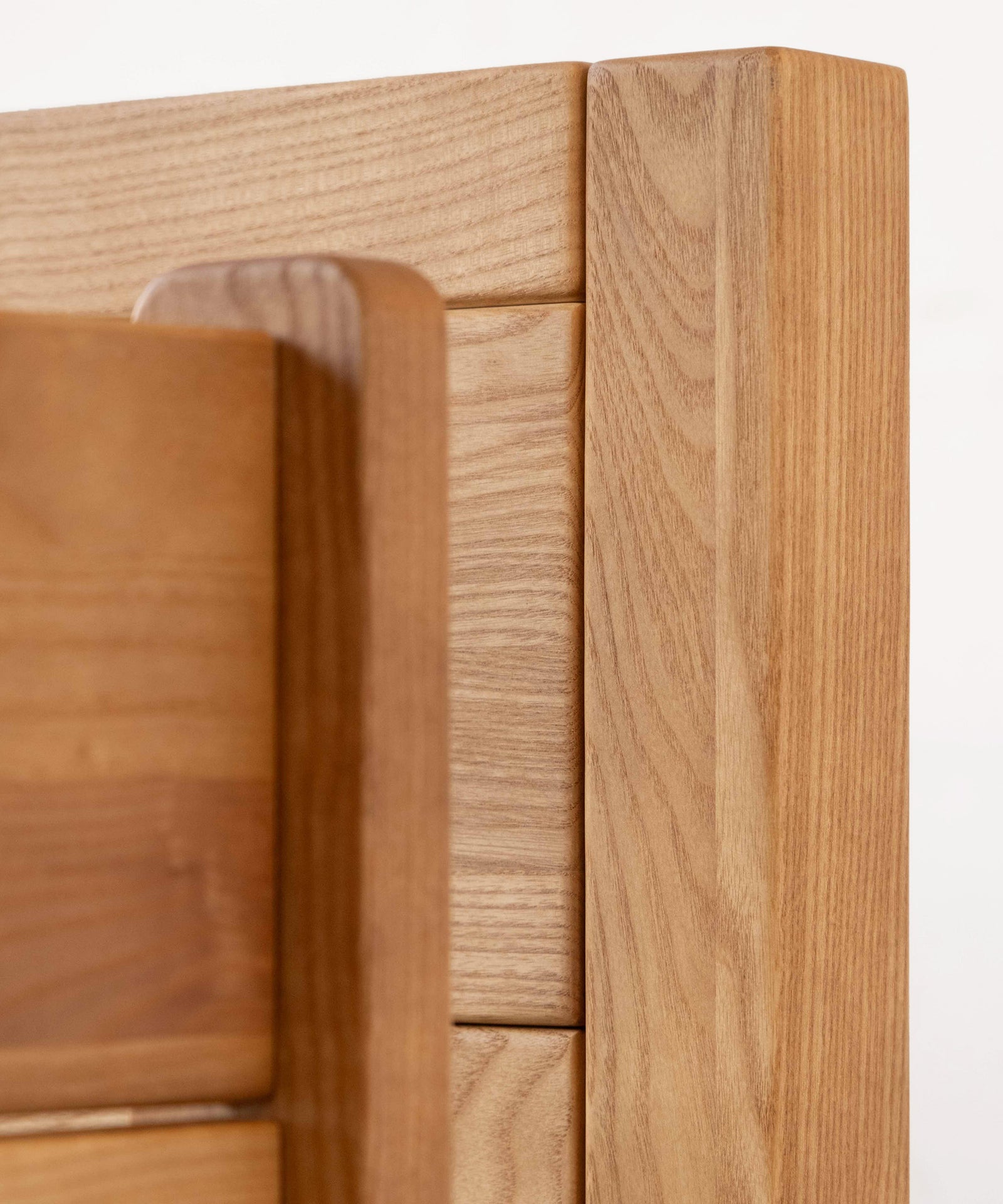 Familienbett Esche in Eiche gebeizt|Nahaufnahme Eschenholz in der Farbe Eiche gebeizt.