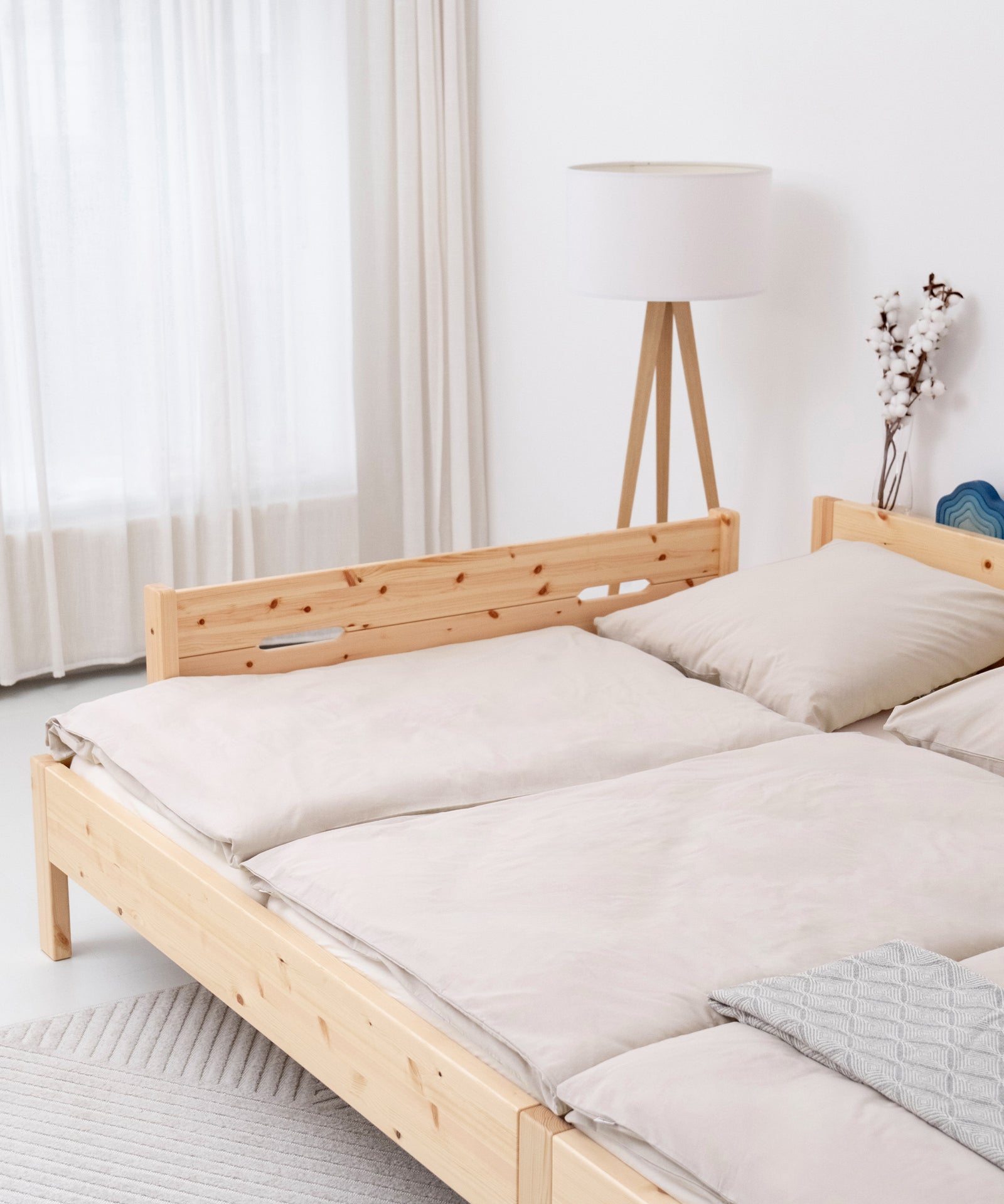 Optionaler Rausfallschutz*Zusätzliche Sicherheit bietet der passende Rausfallschutz. Er kann schnell und einfach angebracht und beliebig positioniert werden.|Nahaufnahme Rausfallschutz Kiefer natur.