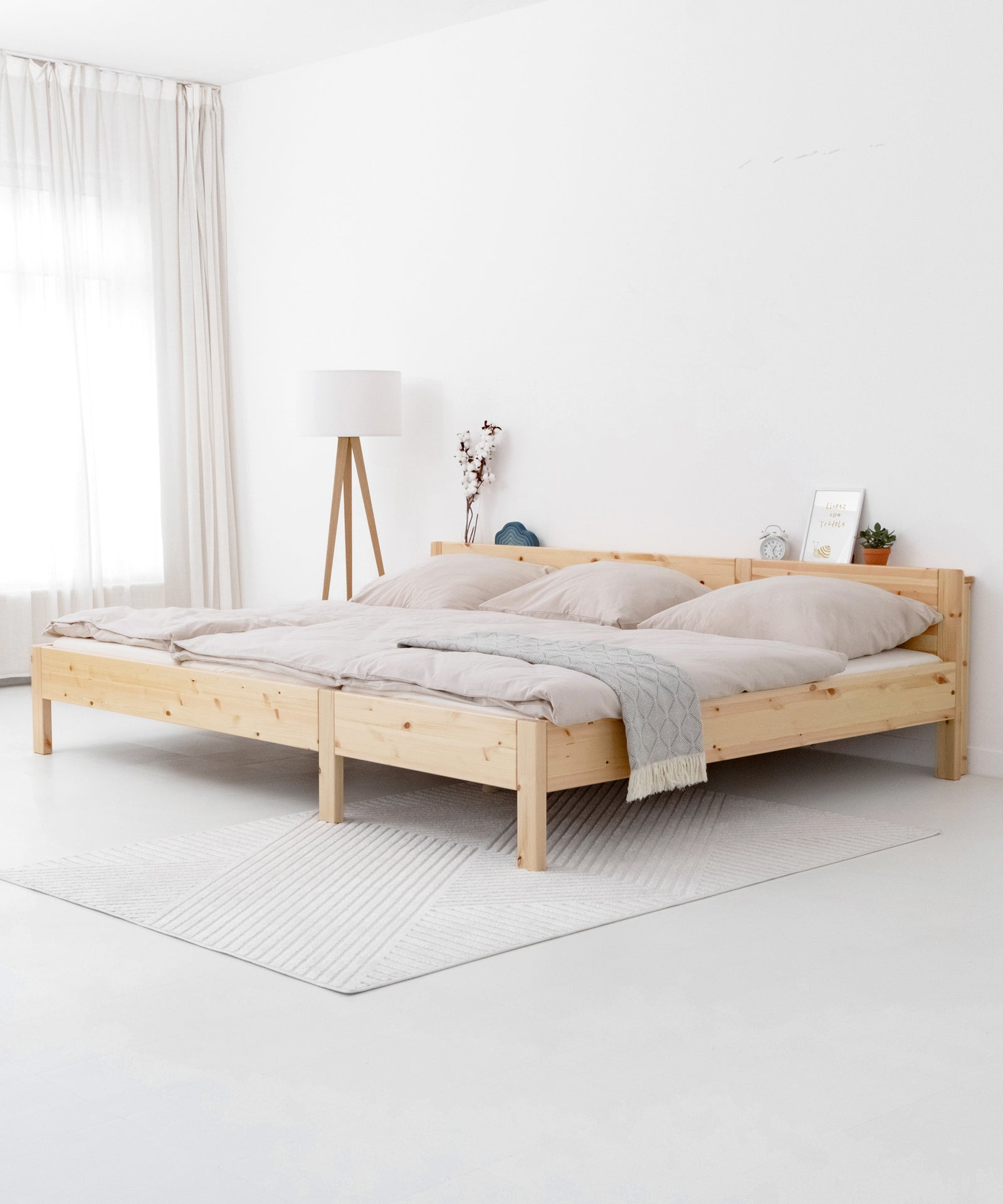 Das perfekte Familienbett*Flexibel dank modularer Bauweise und passend für jedes Zuhause: Unser Bett ist in zwei Höhen und drei Ausführungen erhältlich.|Familienbett 270x200 cm in Kiefer natur Standardhöhe.