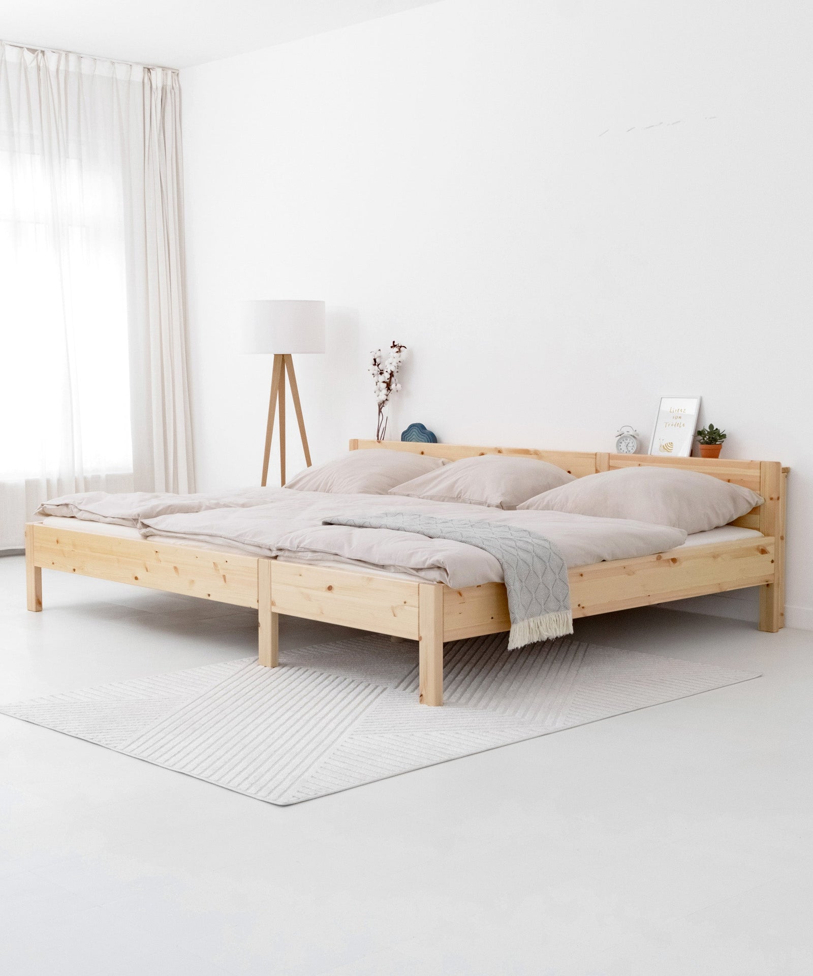 Das perfekte Familienbett*Flexibel dank modularer Bauweise und passend für jedes Zuhause: Unser Bett ist in zwei Höhen und zwei Farben erhältlich.|Familienbett 270x200 cm in Kiefer natur Standardhöhe.