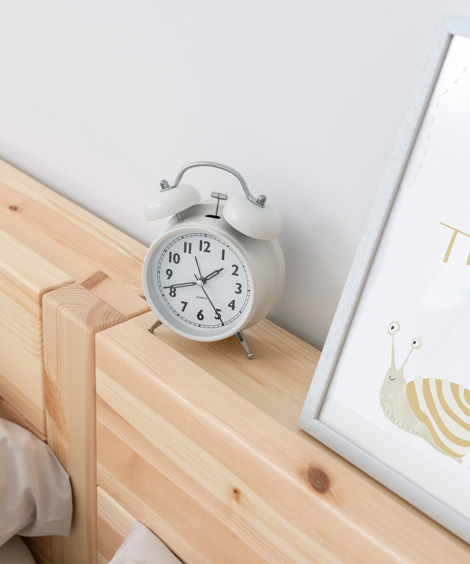 Nahaufnahme Wecker auf Ablage für Familienbett Kiefer.