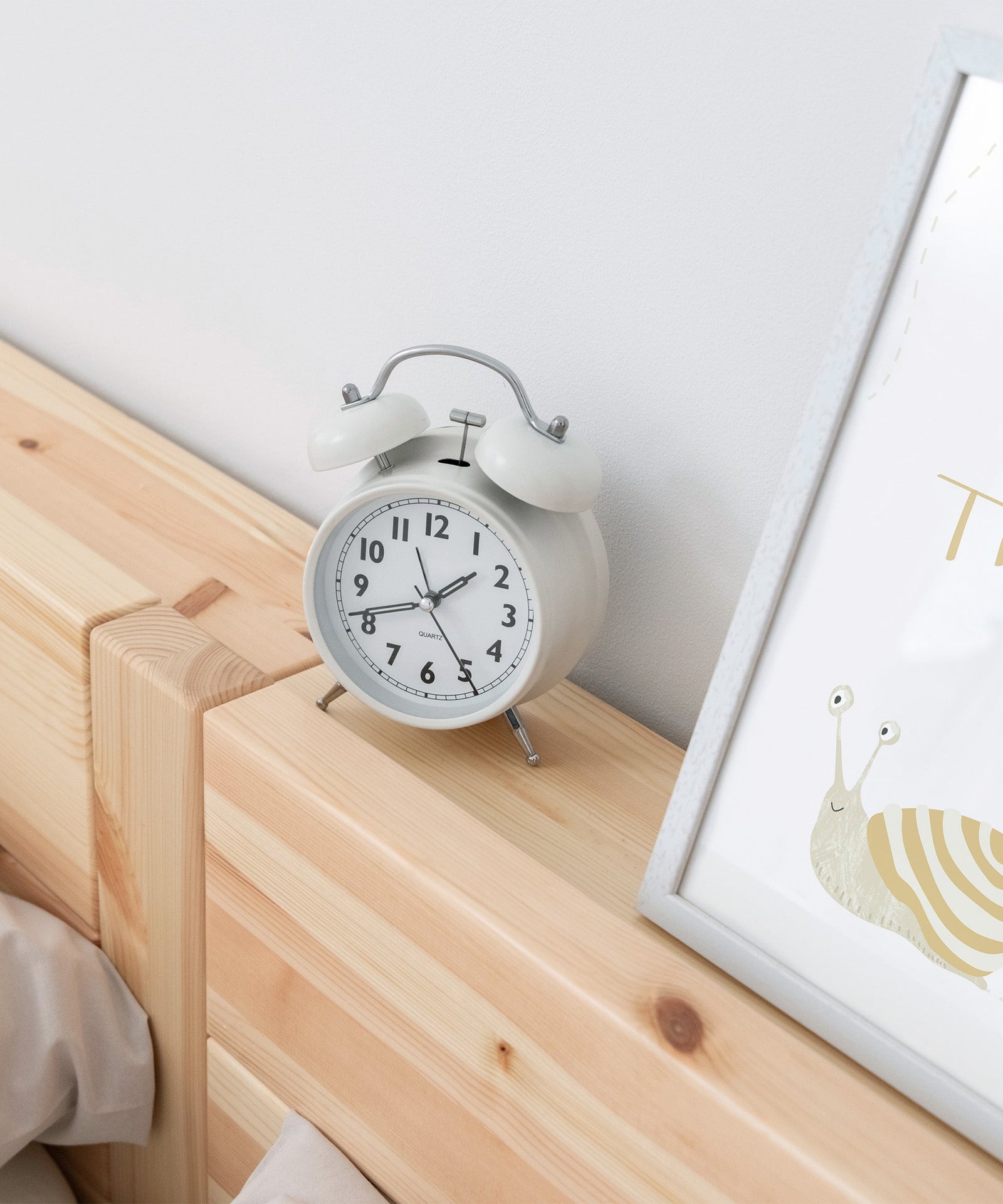 Nahaufnahme Wecker auf Ablage für Familienbett Kiefer.