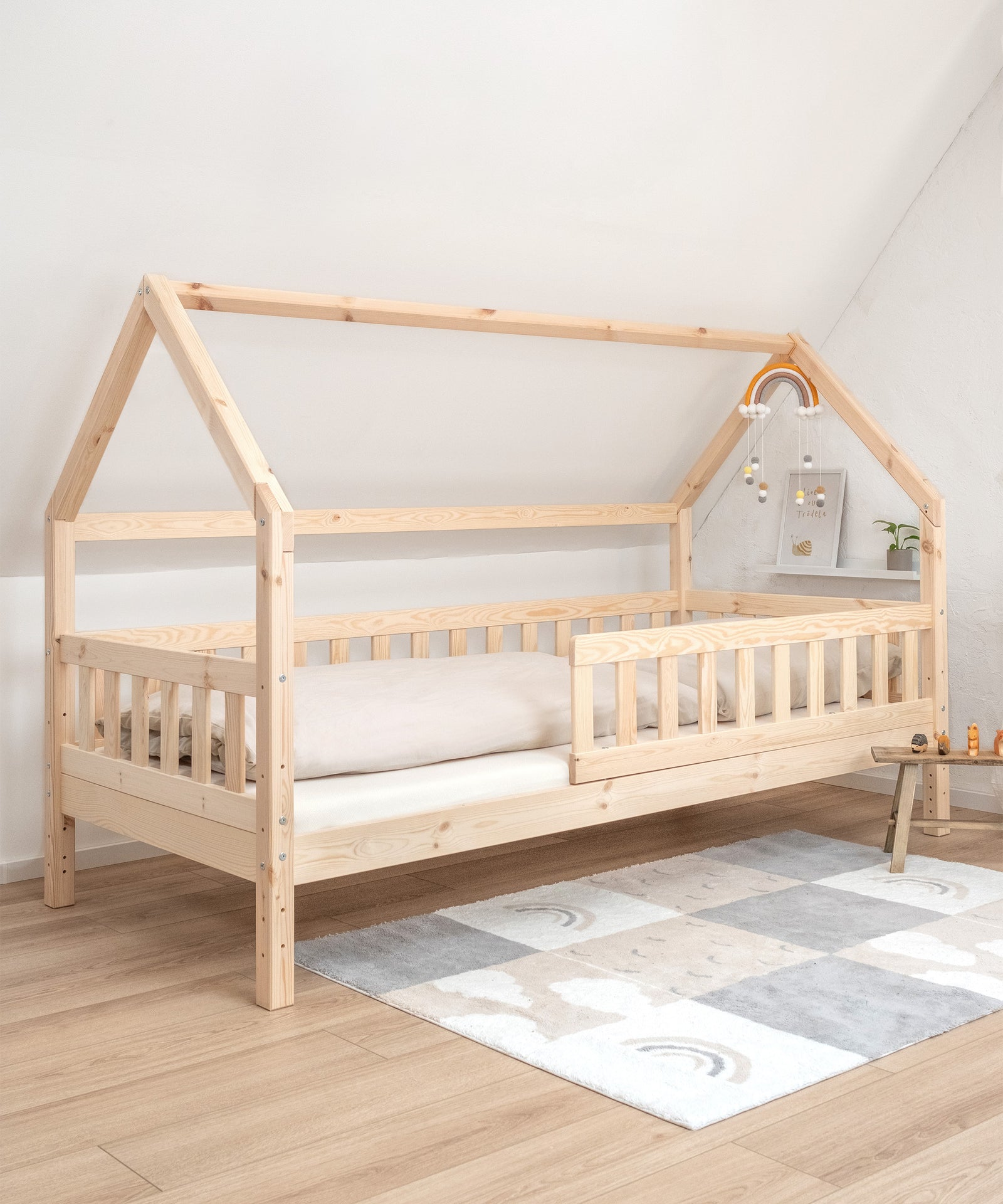 Hausbett Kiefer in Größe 90x200 cm.