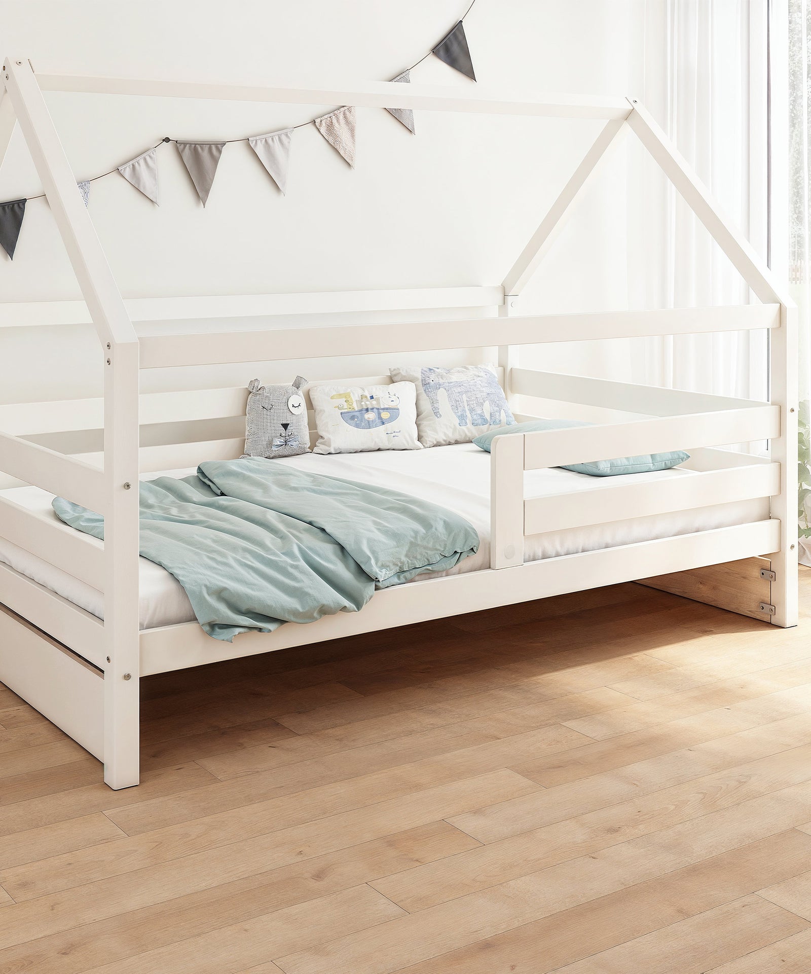 Hausbett Kiefer K3 in weiß in Größe 120x200 cm steht in Kinderzimmer.