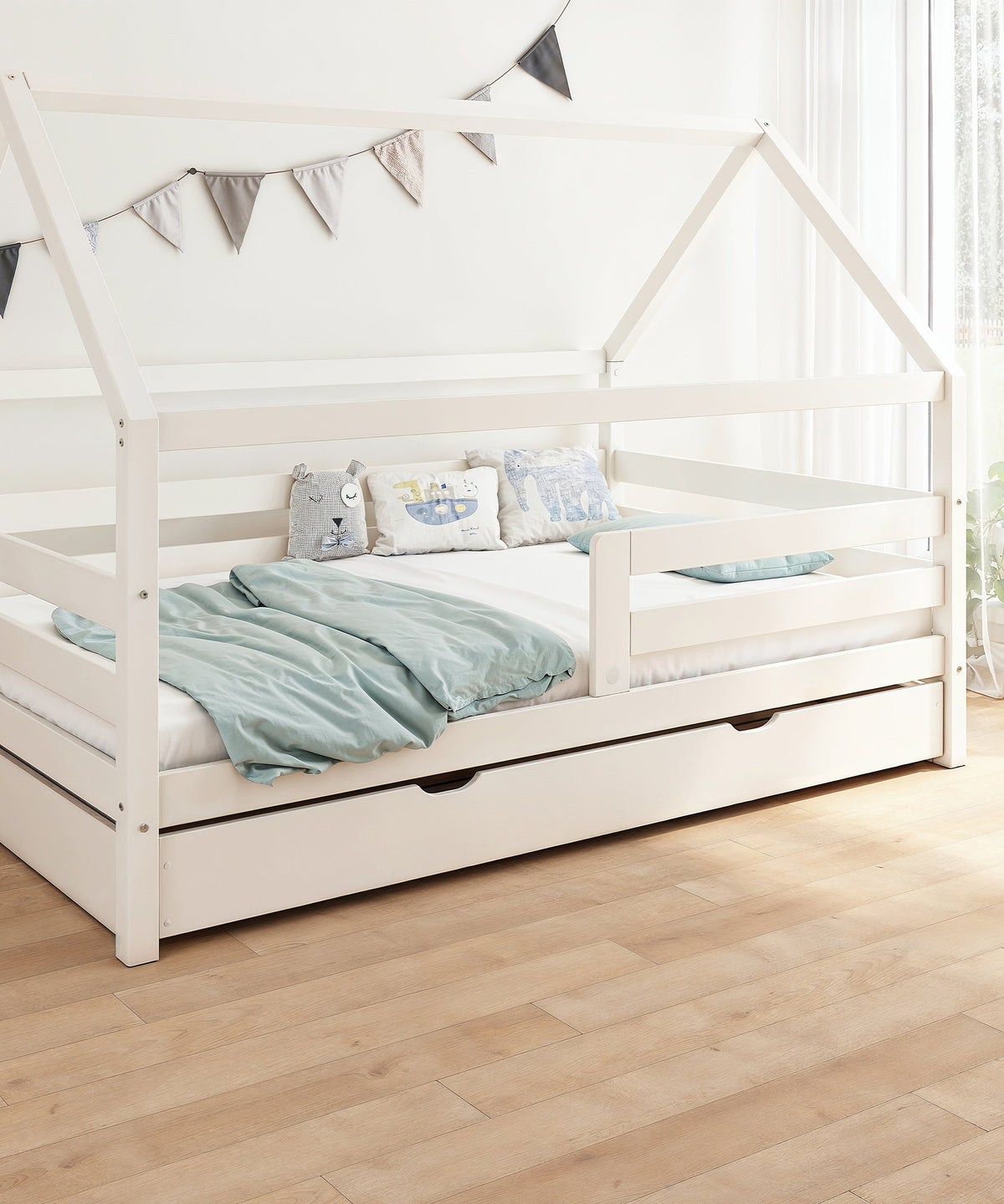 Hausbett Kiefer K3 in weiß mit Doppelschublade für extra Stauraum.