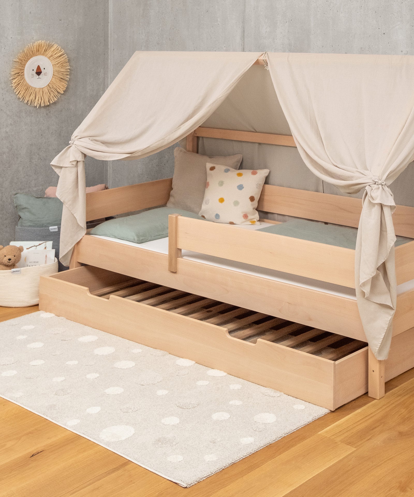 Hausbett mit herausziehbarem Bettkasten, ideal für zusätzlichen Stauraum im Kinderzimmer.