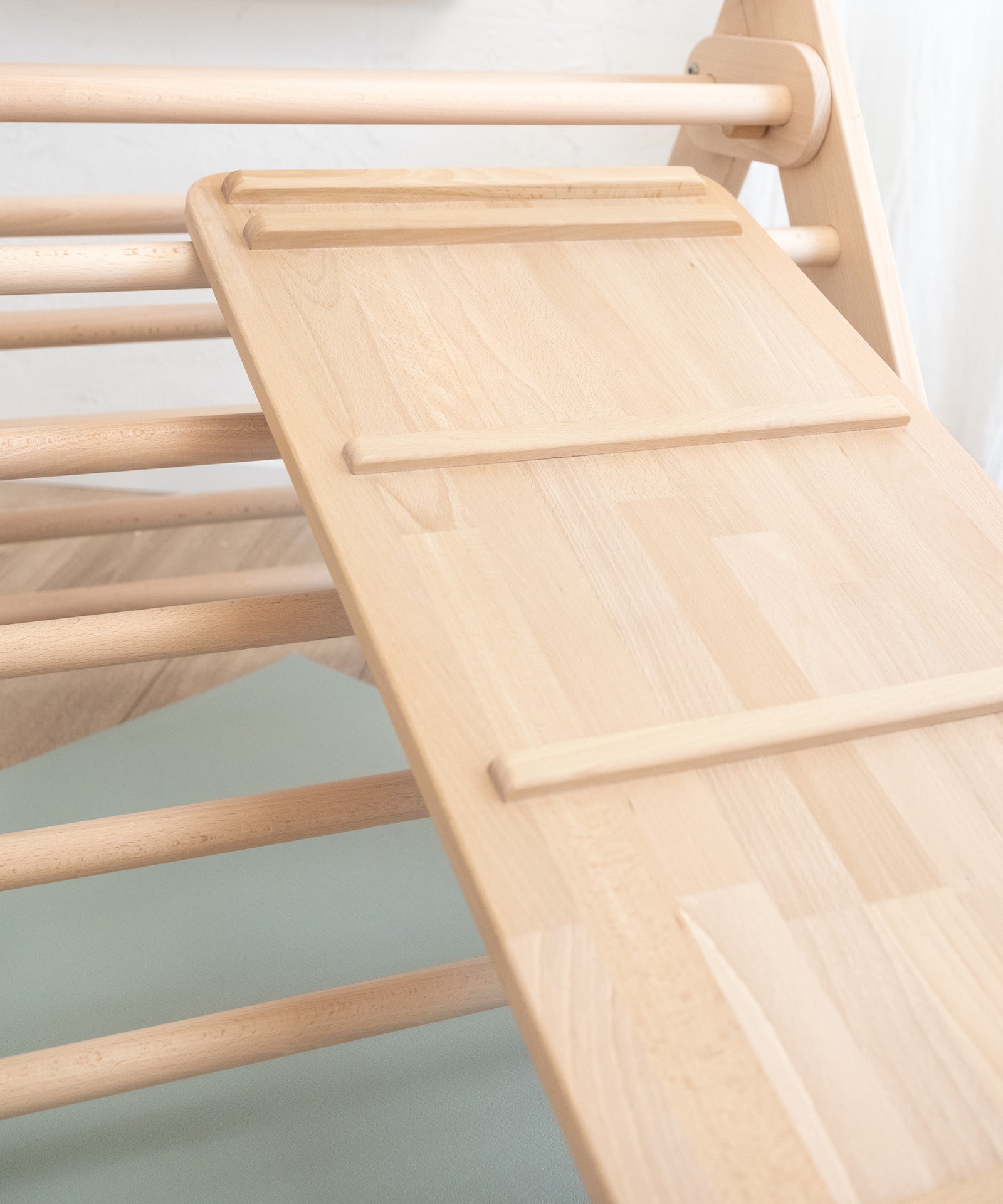 Hochwertiges Buchenholz*Unser Rutschbrett wird aus FSC®-zertifzierten Buchenholz unter fairen Arbeitsbedingungen gefertigt.|Rutschbrett ist am Kletterdreieck befestigt.