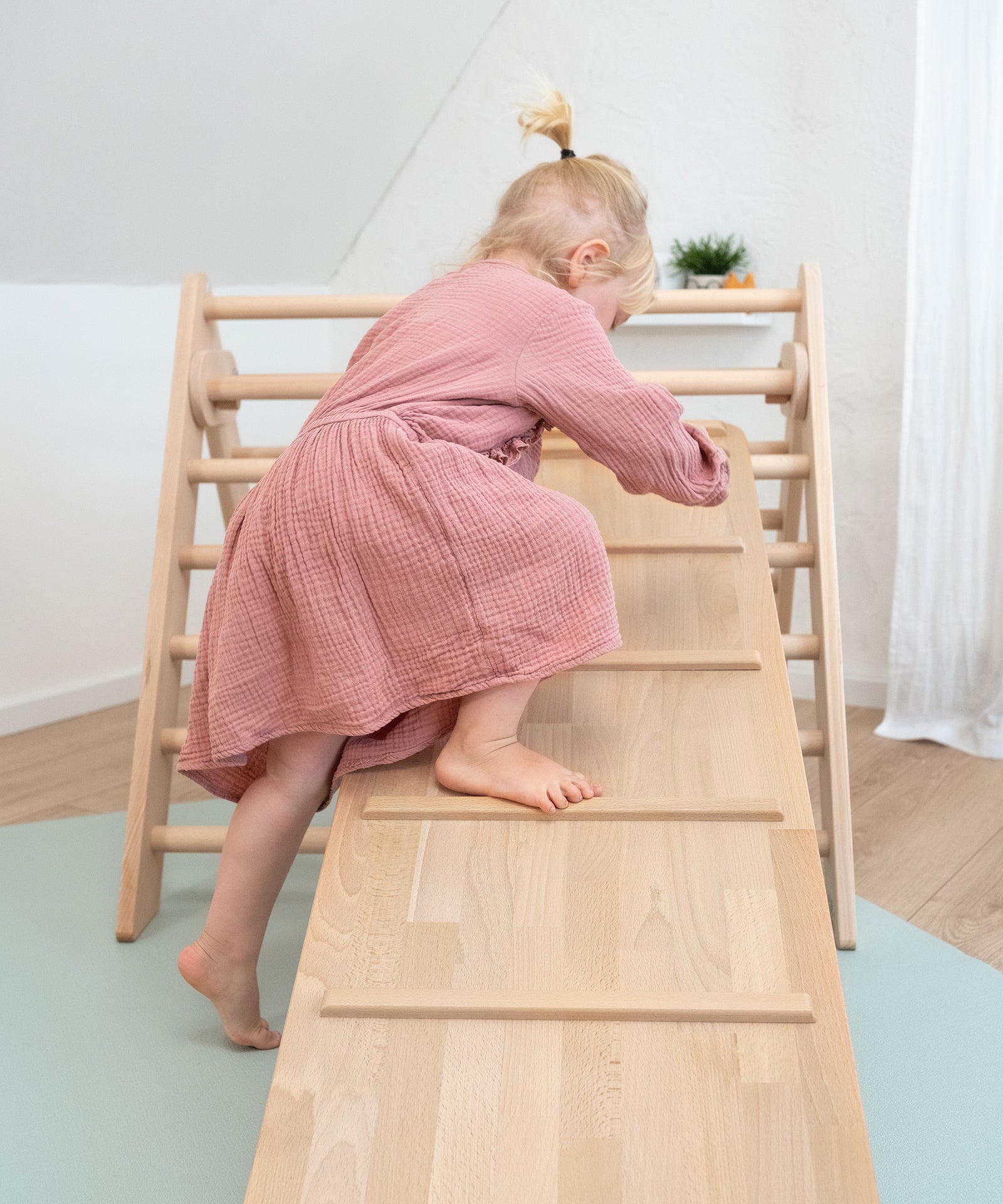 Kind klettert an der Hühnerleiter hoch.