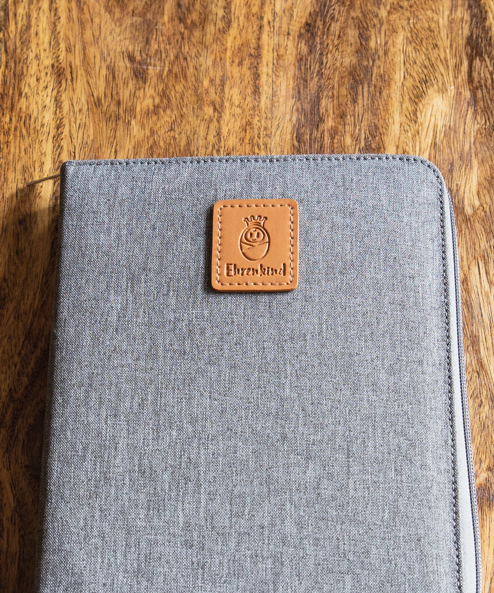 Nahaufnahme der geschlossenen Mutterpasshülle.