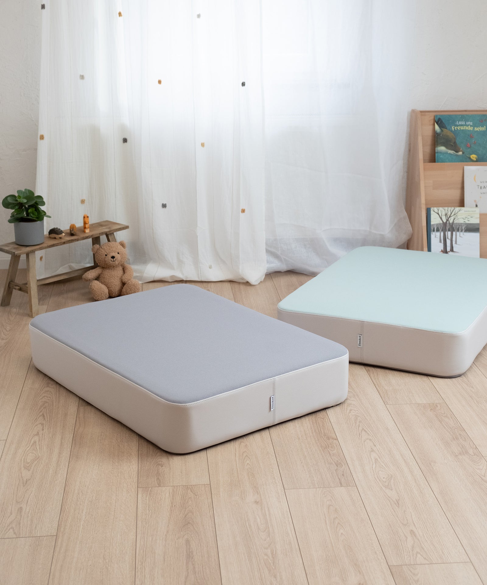 Langlebig & robust*Das Hüpfkissen eignet sich ab einem Alter von ca. 18 Monaten und kann bis 40 kg Körpergewicht verwendet werden.| Hüpfkissen in zwei Farben liegen im Kinderzimmer.