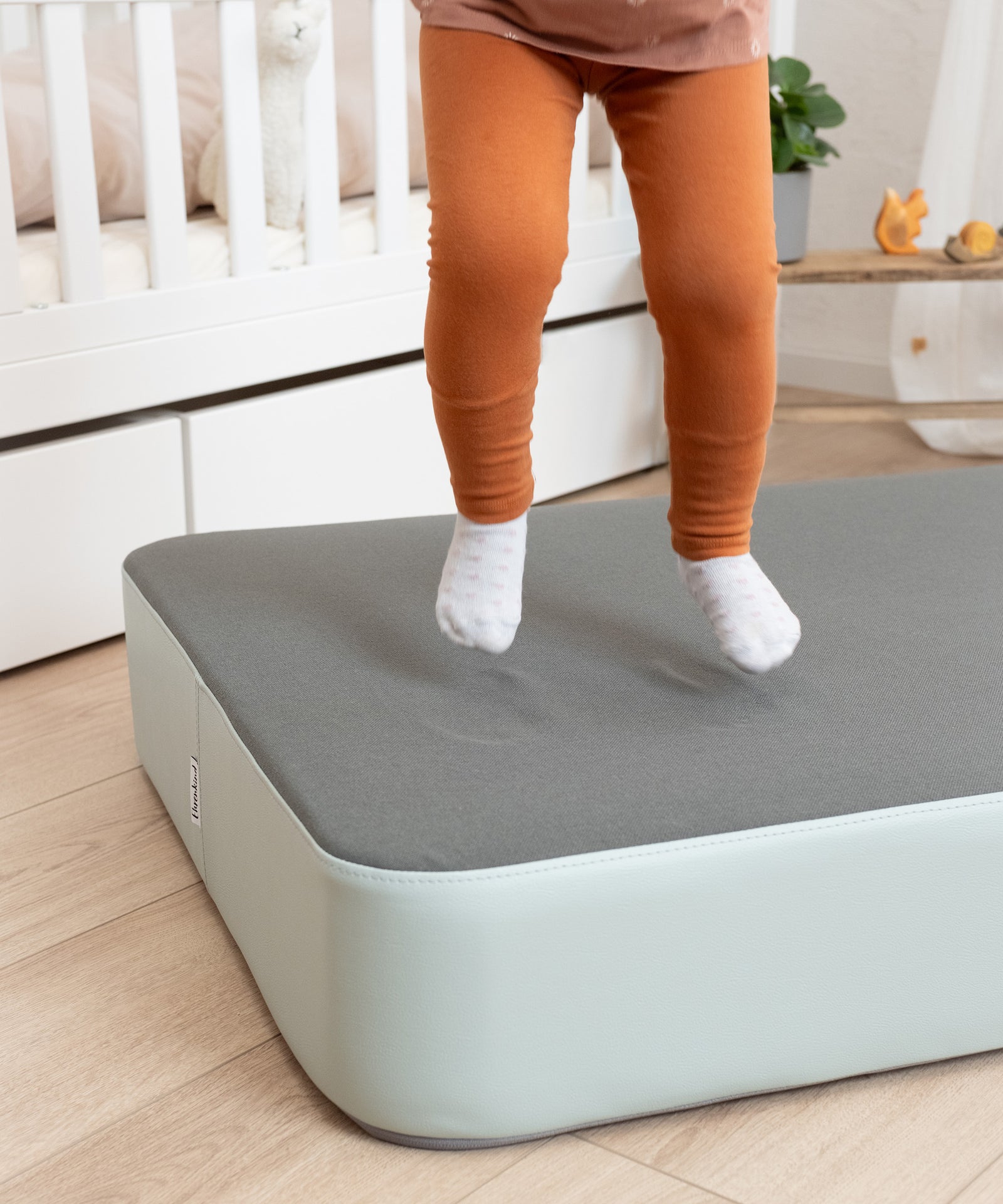 Ideale Federung*Der innen liegende Federkern ist langlebig und sprungstabil - für Hüpfspaß ohne Ende!|Kind hüpft auf Hüpfpolster.