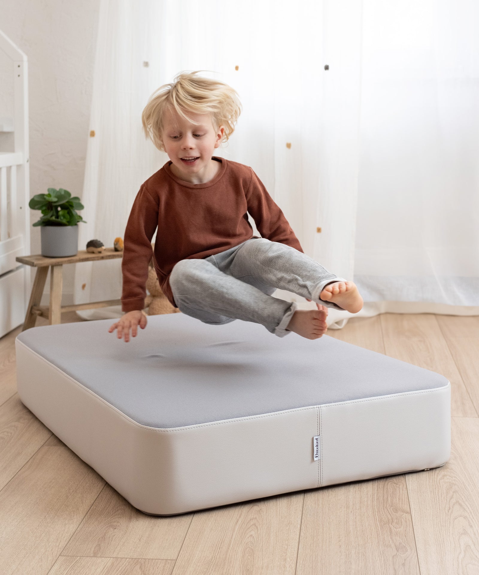 So macht Toben Spaß*Mit dem Hüpfpolster kann sich dein Kind so richtig austoben. Das macht Spaß und schont die Polstermöbel.|Kind hüpft auf dem Hüpfpolster.