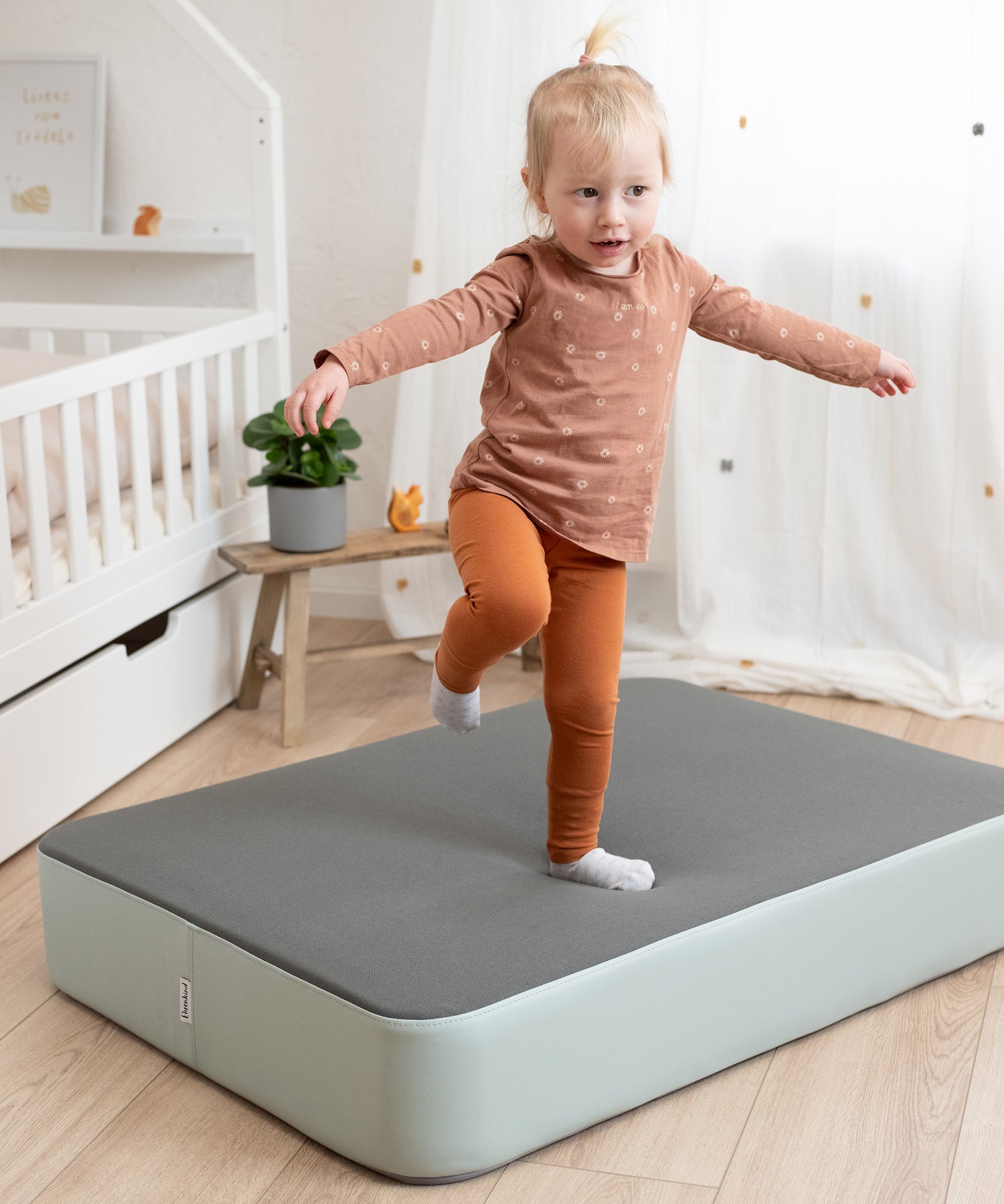 Fördert Motorik & Koordination*Mit dem Hüpfpolster werden spielerisch Gleichgewichtssinn und Motorik trainiert und dabei aktiv Muskeln und Gelenke gestärkt.|Kind balanciert auf Hüpfkissen.