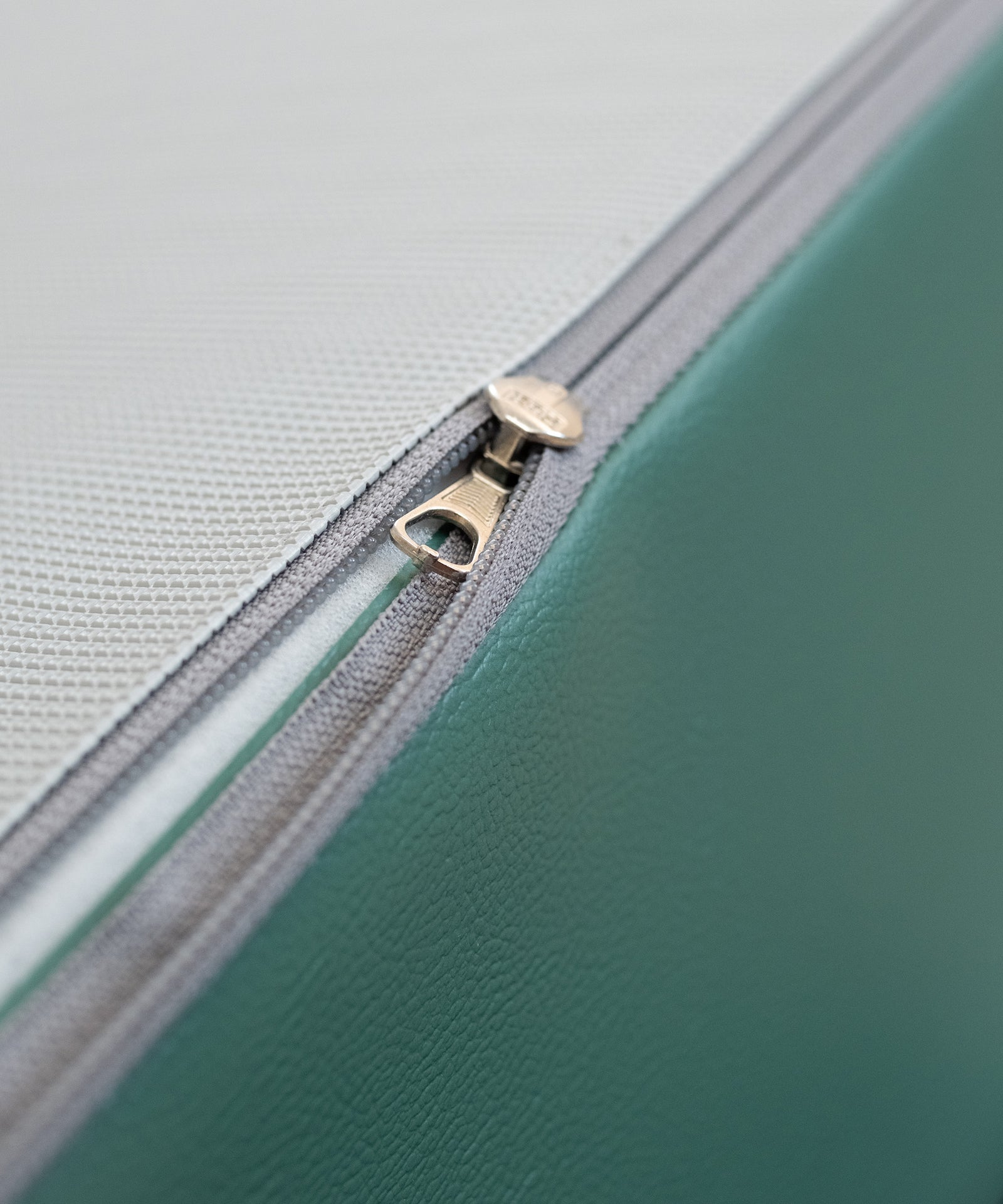 Praktisch & hygienisch*Das Hüpfpolster hat eine rutschfeste Unterseite. Der Bezug ist bis 40 °C waschbar.|Nahaufnahme Hüpfpolster-Bezug mit innen liegendem Reißverschluss.