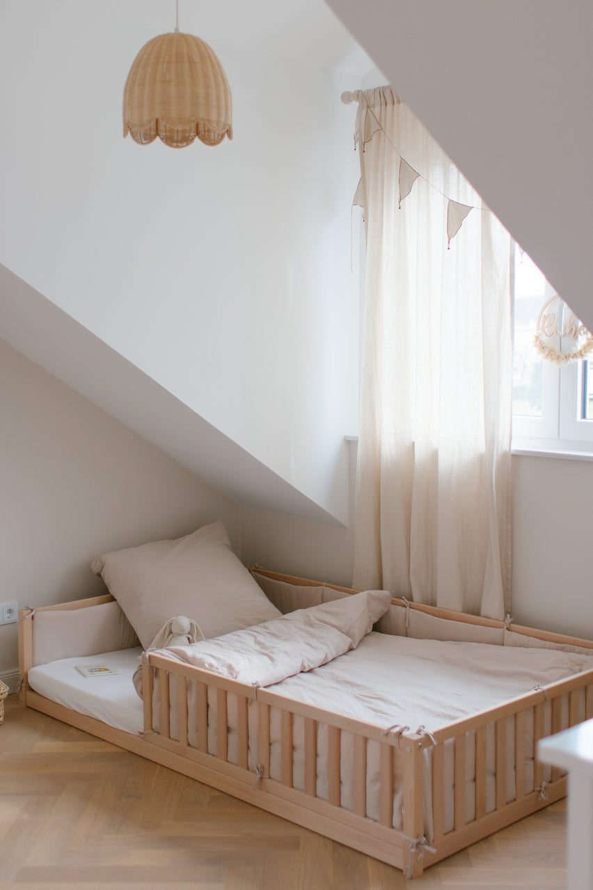 schlafsack am bett befestigen Bettumrandung für Kinderbett