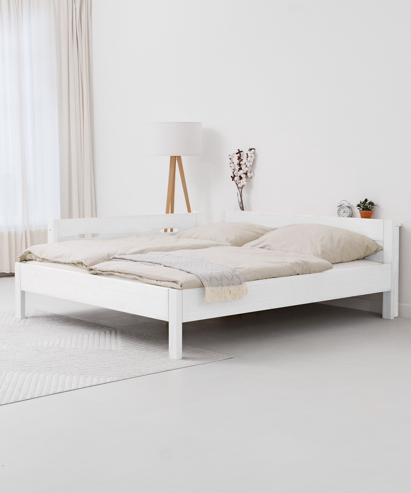 Passend für jedes Zuhause*Unser Doppelbett ist in zwei Höhen und drei Ausführungen erhältlich - so findest du die perfekte Variante für deinen Einrichtungsstil.|Doppelbett 180x200 cm Kiefer weiß Standardhöhe.