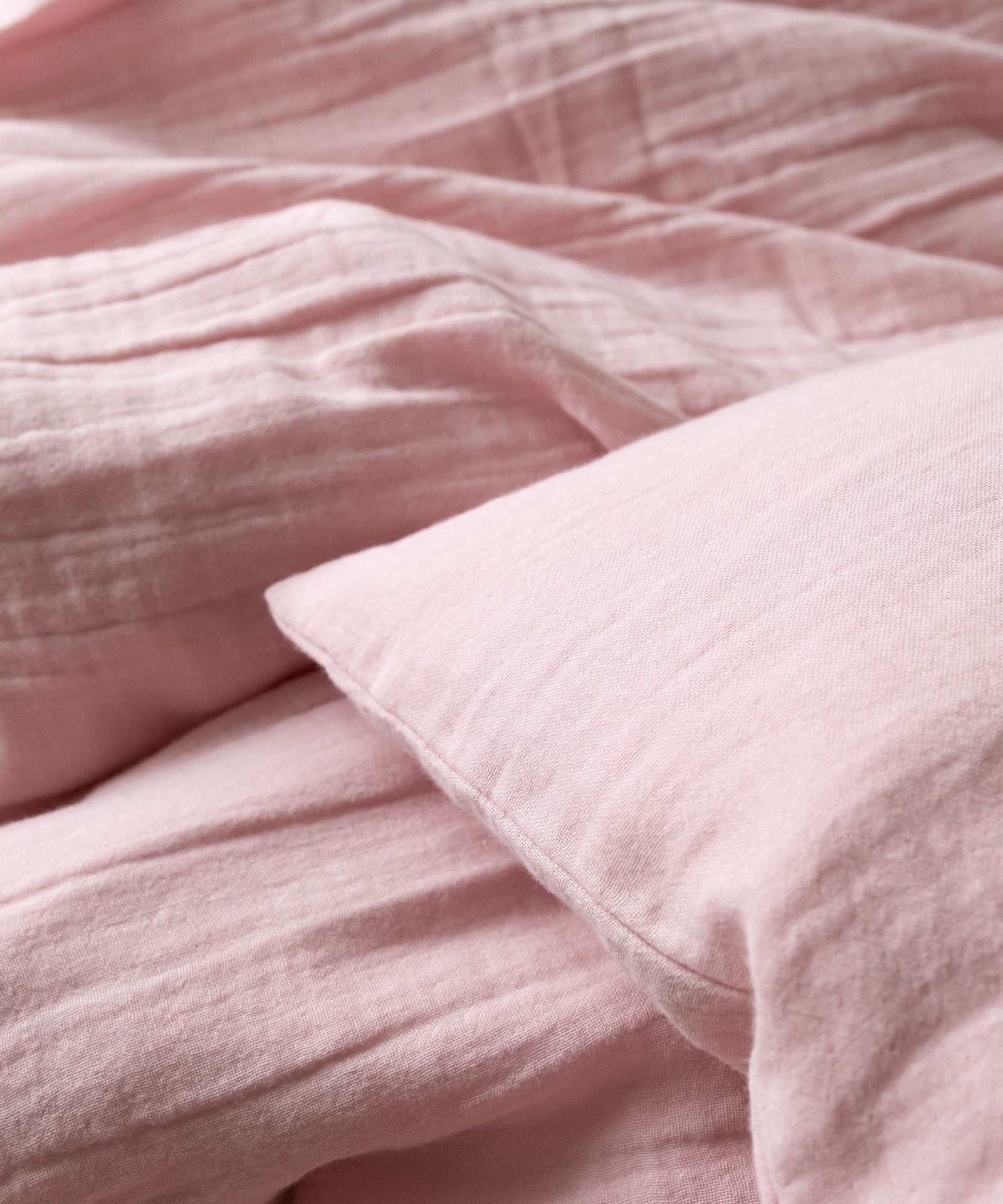 Schöne Farben in 2 Größen 5 sanfte Farbtöne: Rosé, Jade, Taupe, Beige und Hellgrau. 2 Größen: Kinder-Bettwäsche und Standardgröße|Nahaufnahe der Bettwäsche.