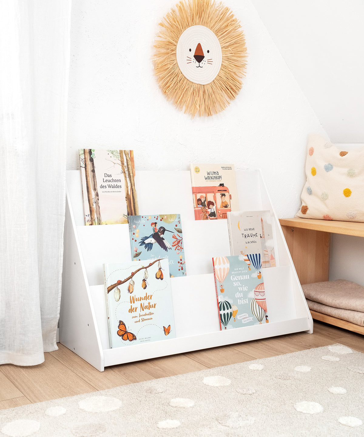 Bücherregal, gefüllt mit verschiedenen Büchern, steht im Kinderzimmer. 