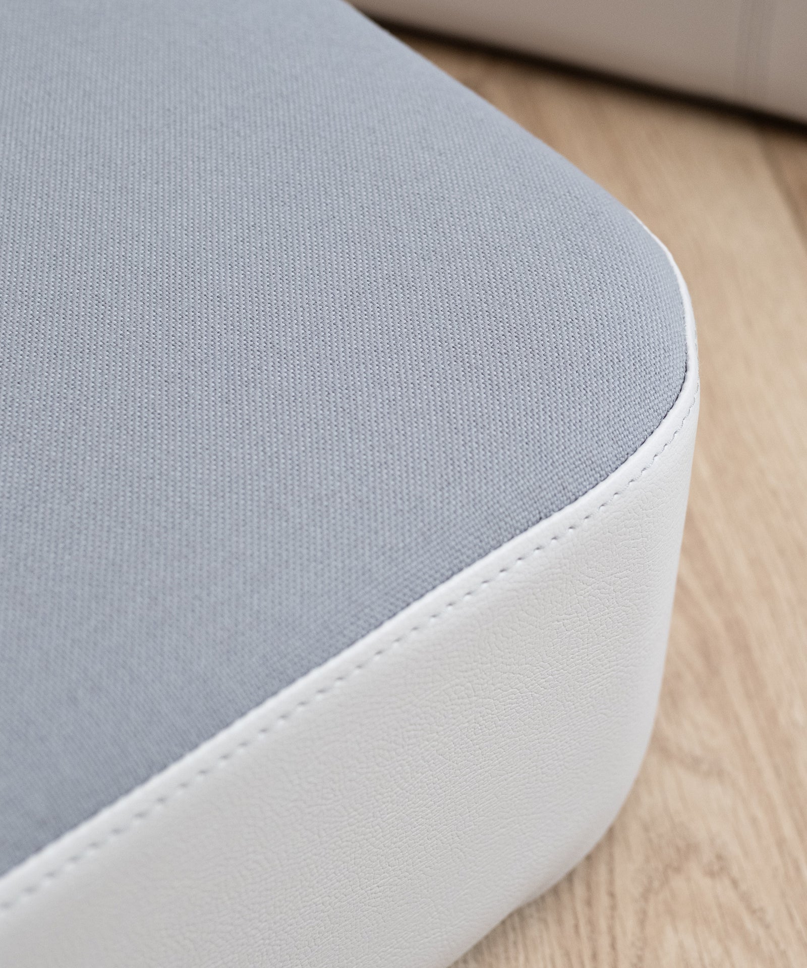 Hochwertige Materialien*Die Oberseite ist aus robustem Webstoff, die Seiten aus hochwertigem Kunstleder, die Unterseite aus sicherem Antirutschmaterial.|Nahaufnahme Hüpfpolster.