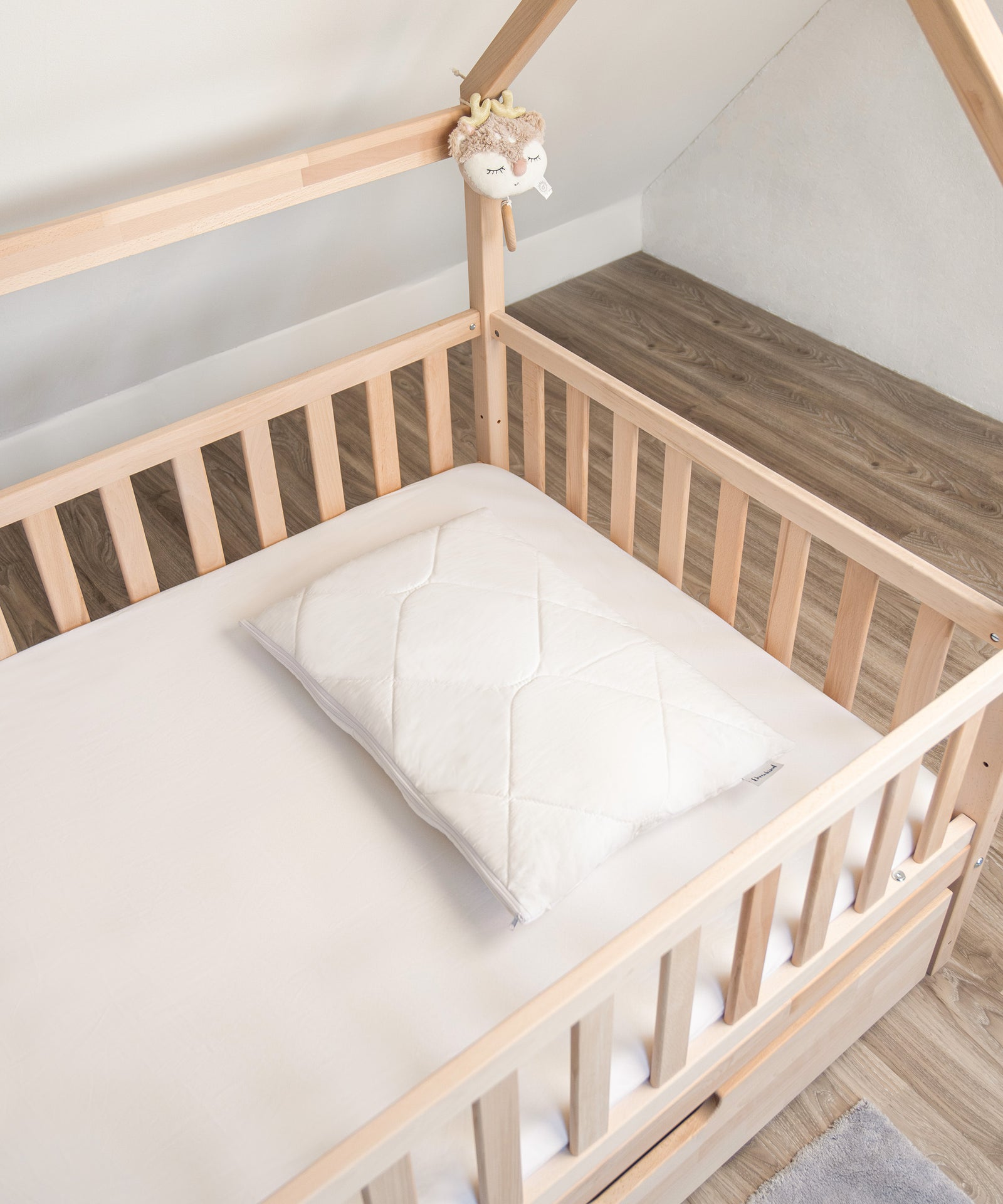 Hautsympathisch*Besonders geeignet für empfindliche Kinderhaut: Das höhenverstellbare Kissen ist OEKO-TEX STANDARD 100 zertifiziert.|Höhenverstellbares Kissen liegt im Bett.