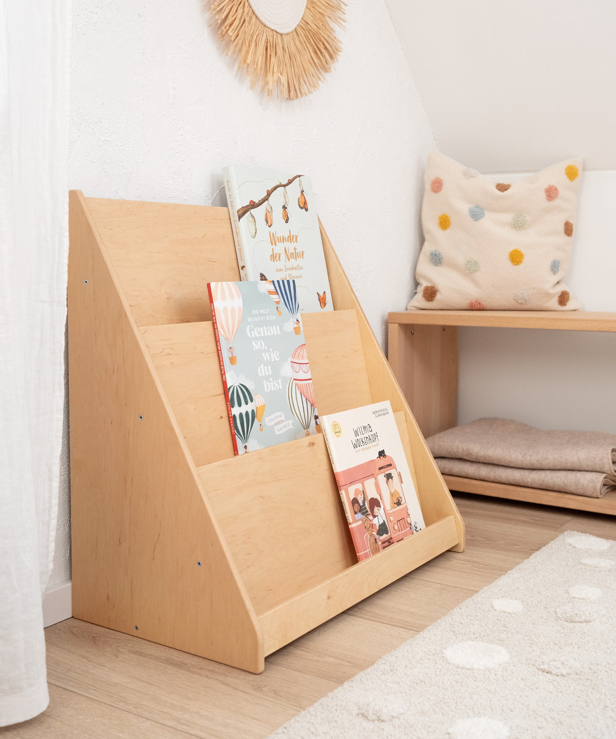 Das Bücherregal präsentiert Kinderbücher in einem gemütlichen Kinderzimmer.