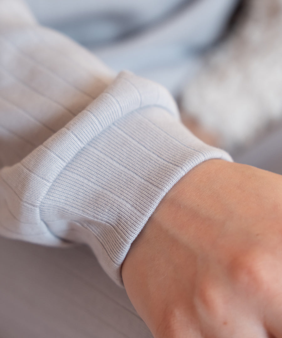 Armbündchen vom Schlafanzug in Hellgrau.