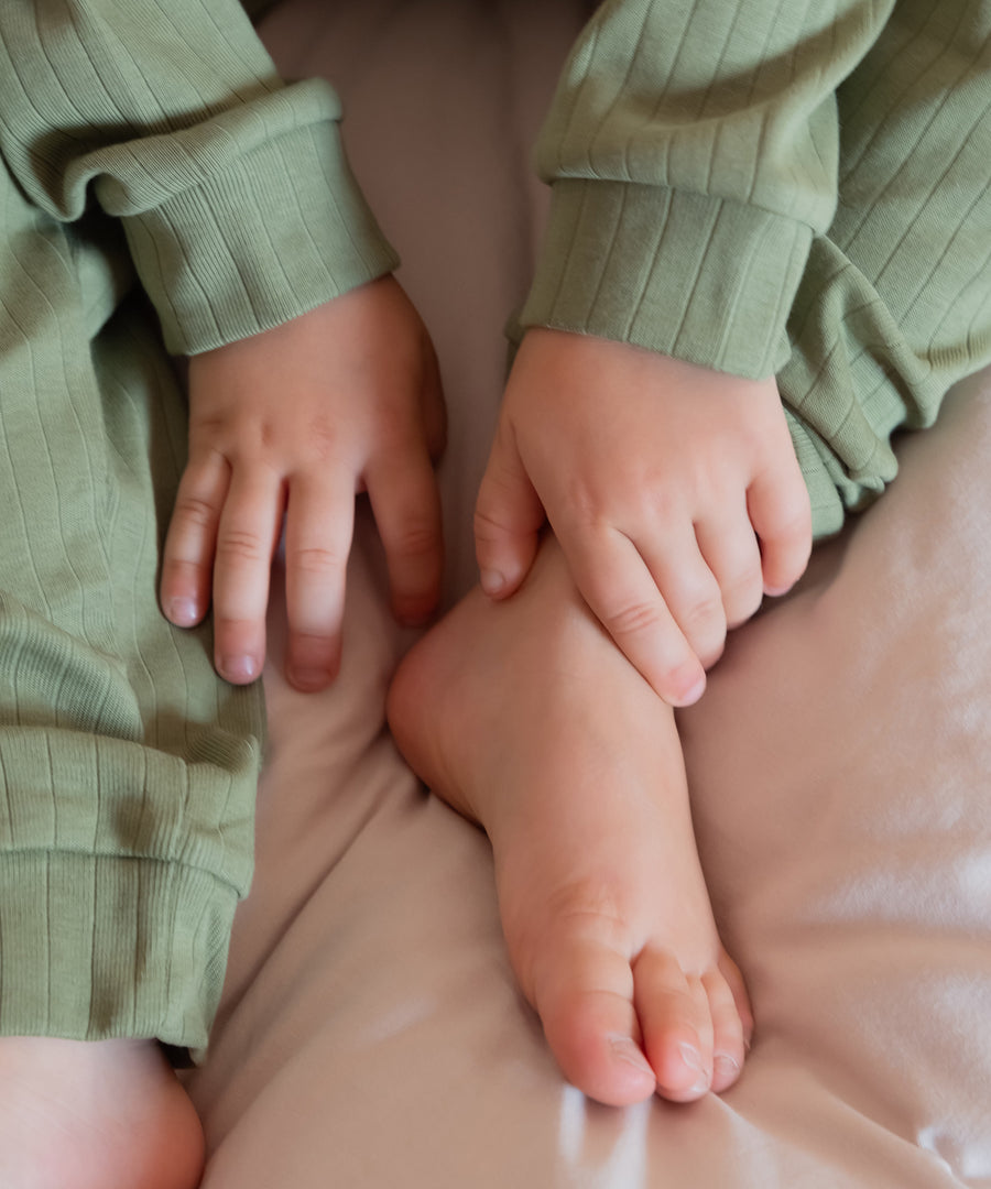 Bequeme Bündchen*Langarmshirt und Hose sind mit weichen Bündchen an Armen und Beinen ausgestattet, damit der Schlafanzug besonders gut sitzt.|Nahaufnahme Schlafanzug Oliv Rippe.