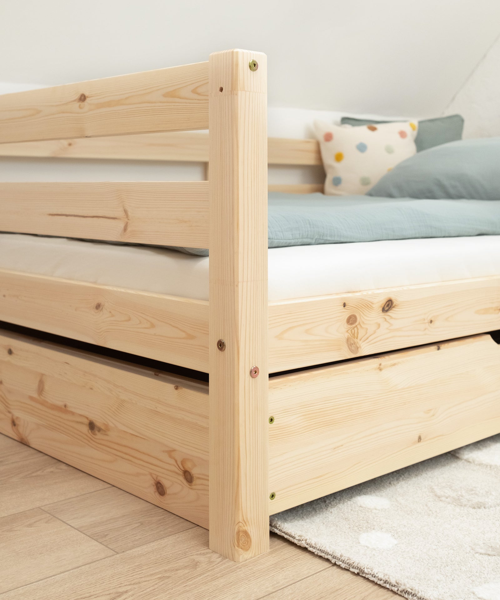 Nahaufnahme Kinderbett Kiefer K3 mit Seitenblende.