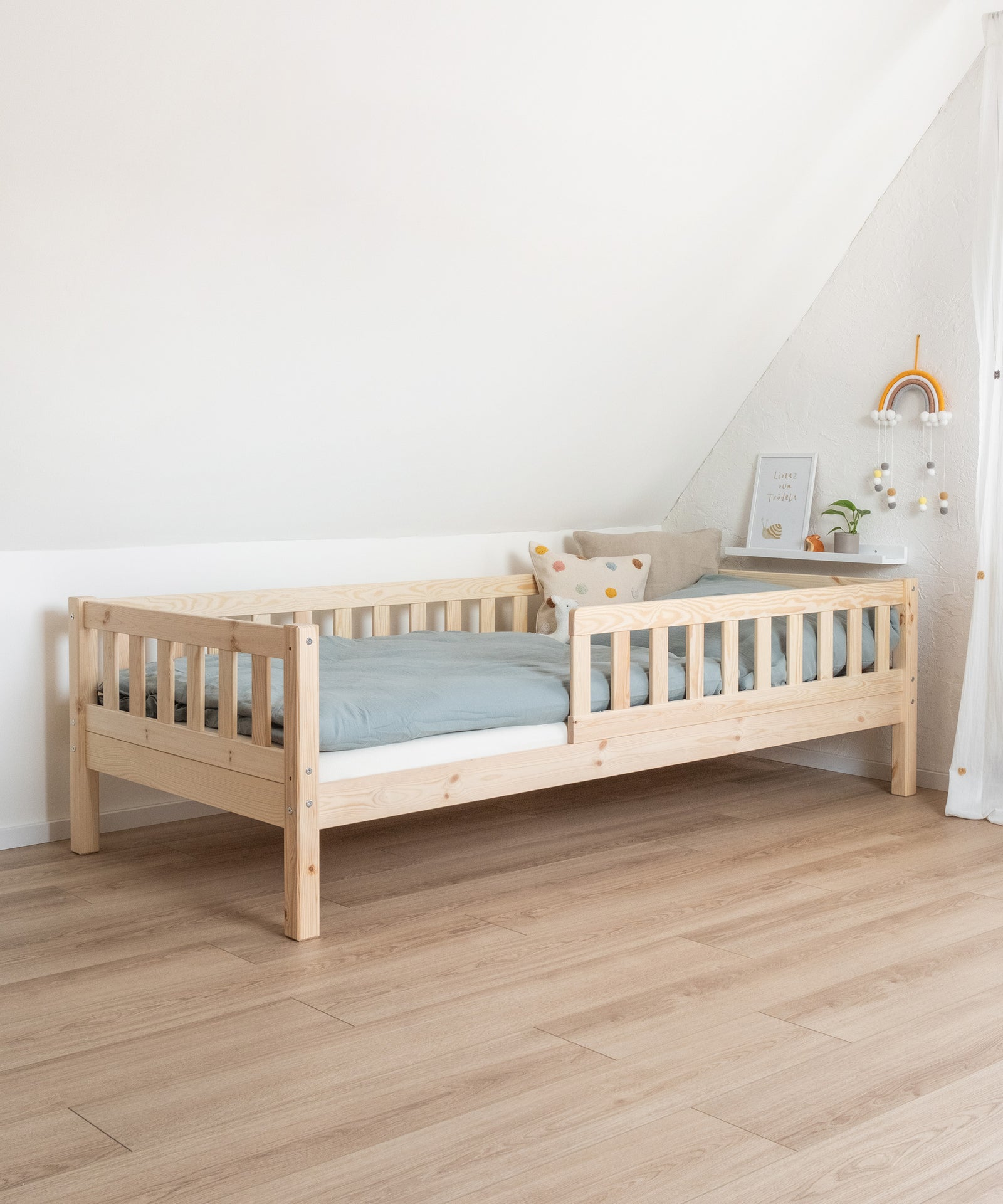 Leichter Einstieg*Durch die kinderfreundliche Bauweise unseres Kinderbetts ist der Einstieg bequem und einfach.|Kinderbett Kiefer Natur steht in Kinderzimmer.