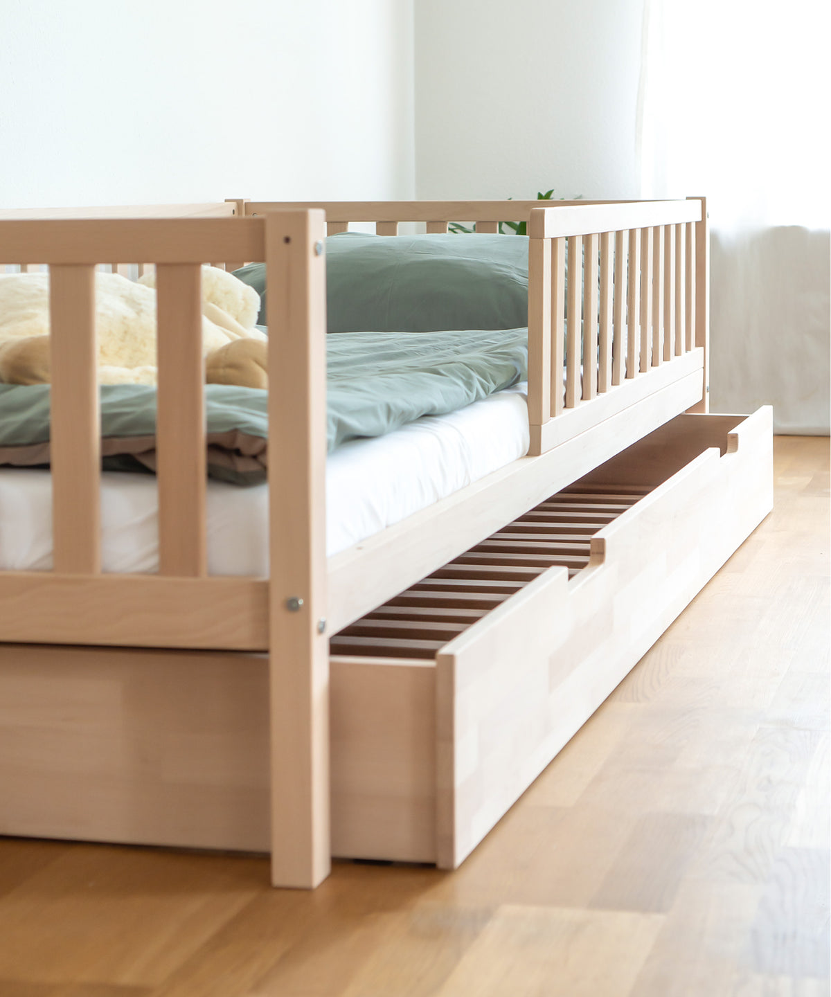 Nahaufnahme Bettkasten natur für Kinderbett Buche.