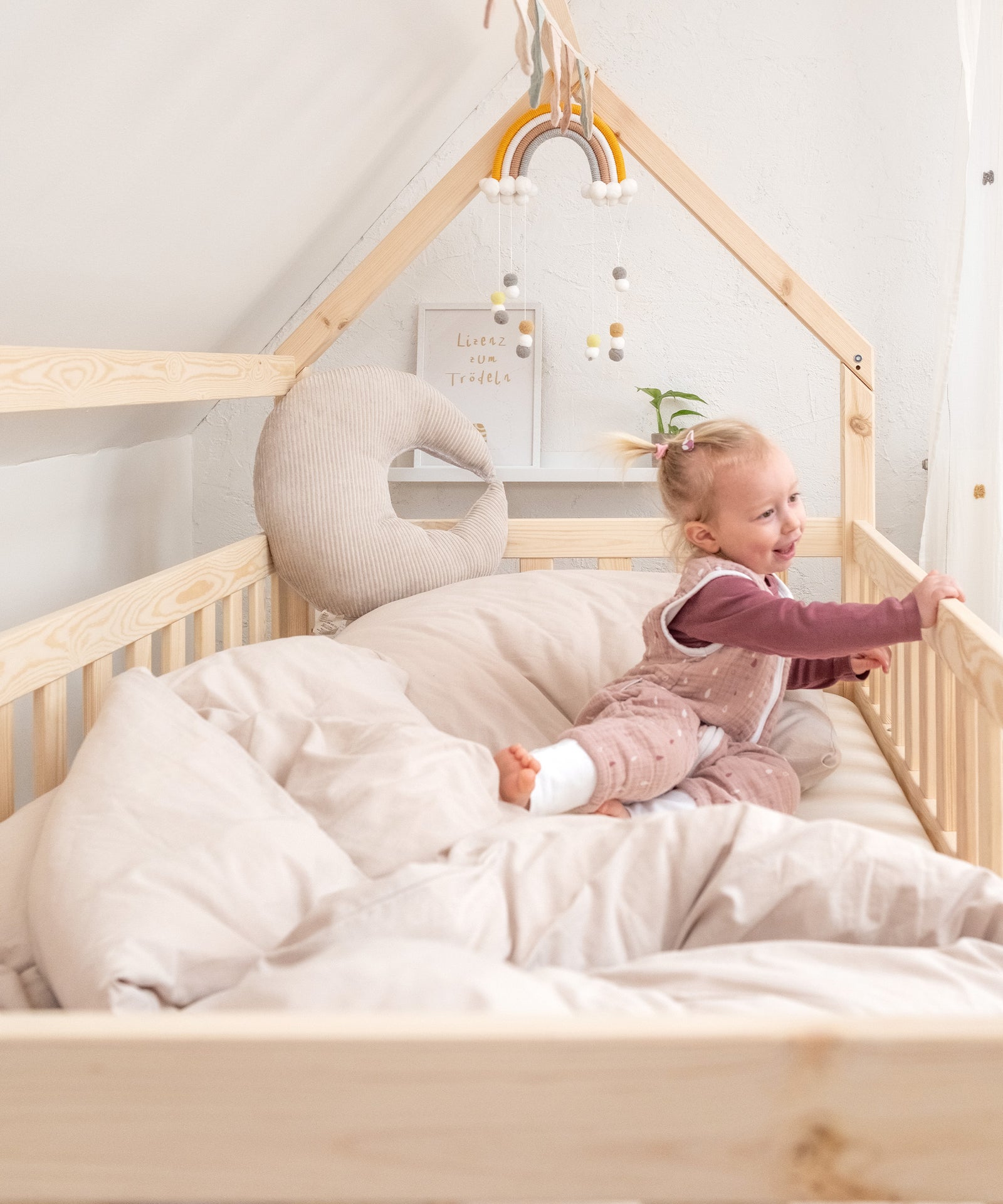 Mädchen in Hausbett Kiefer Natur.