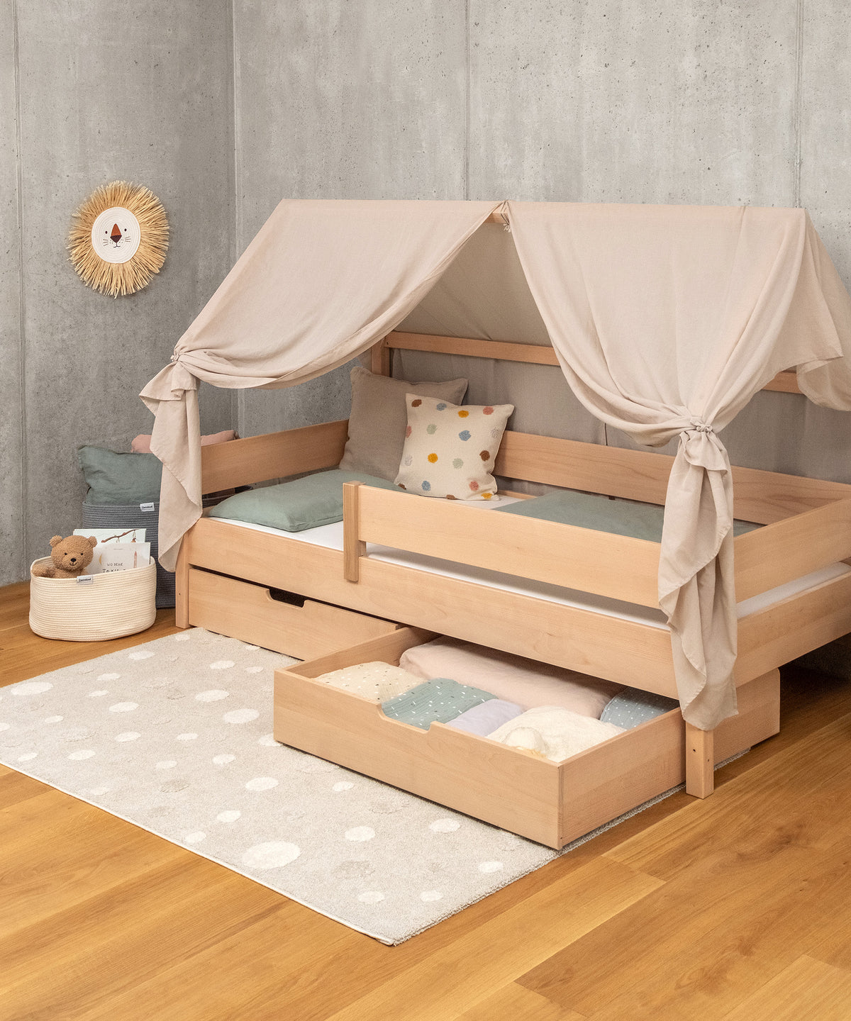 Hausbett mit geöffneter Schublade, perfekt für die Aufbewahrung von Bettwäsche, Kleidung und Spielzeug im Kinderzimmer.
