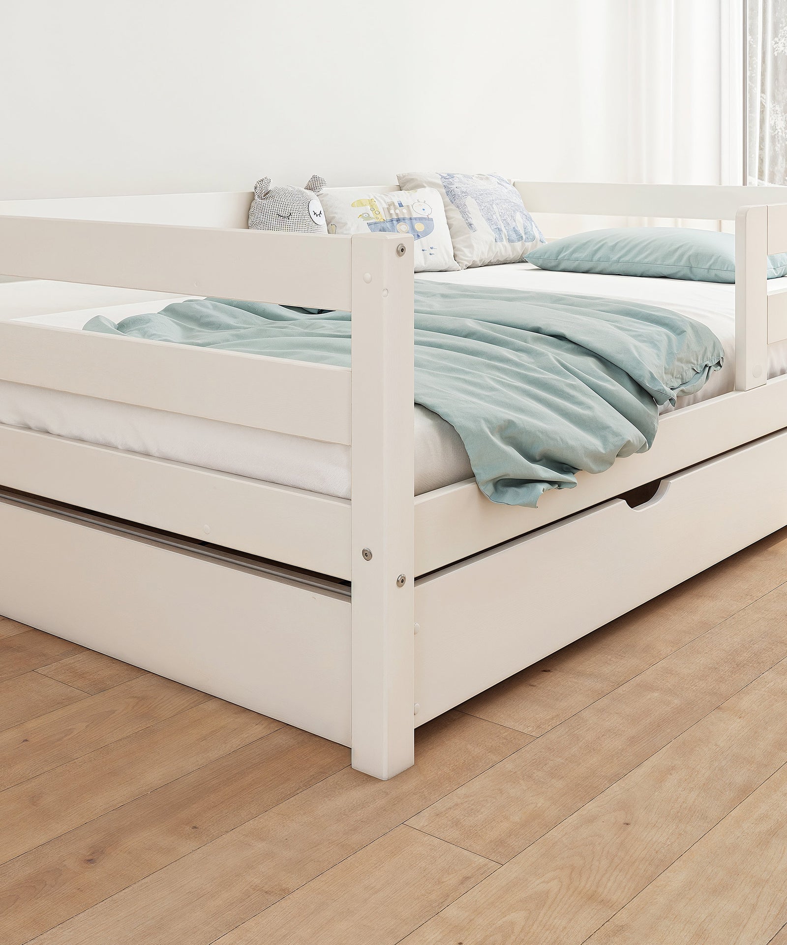 Kinderbett Kiefer K3 weiß steht in Kinderzimmer.