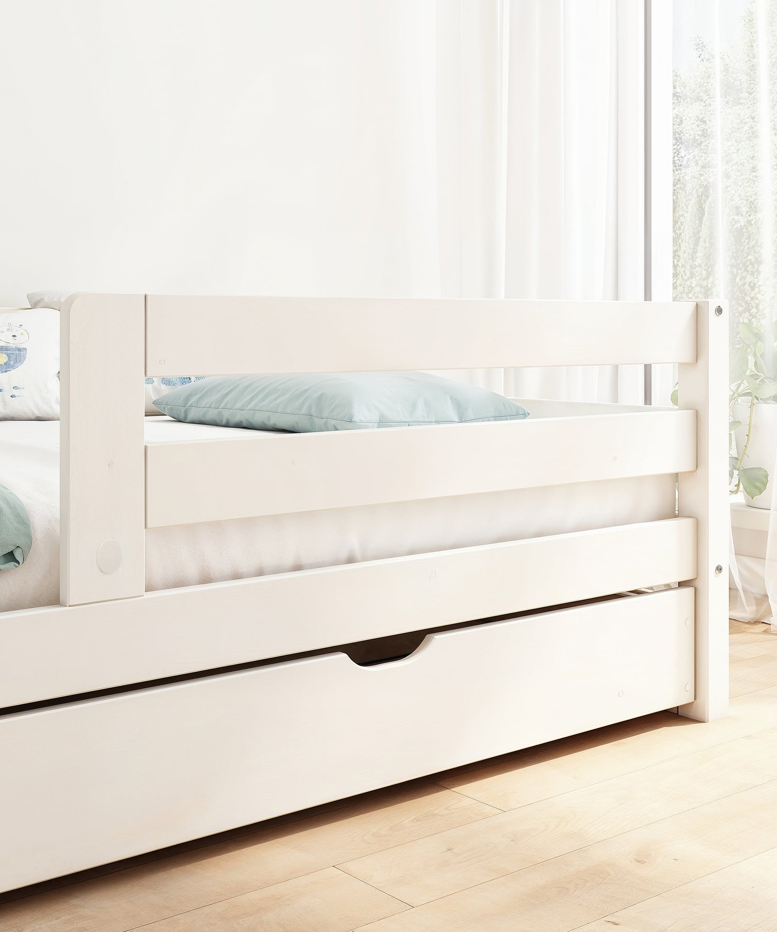 Kinderbett Kiefer K3 weiß mit Rausfallschutz.