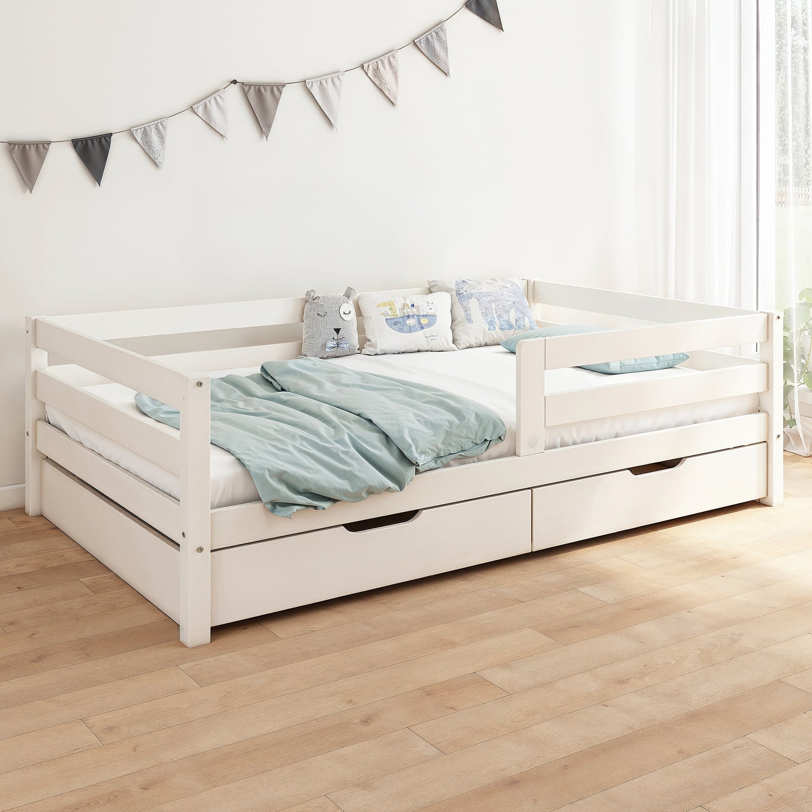 Kinderbett Kiefer K3 weiß mit zwei Schubladen für extra Stauraum.
