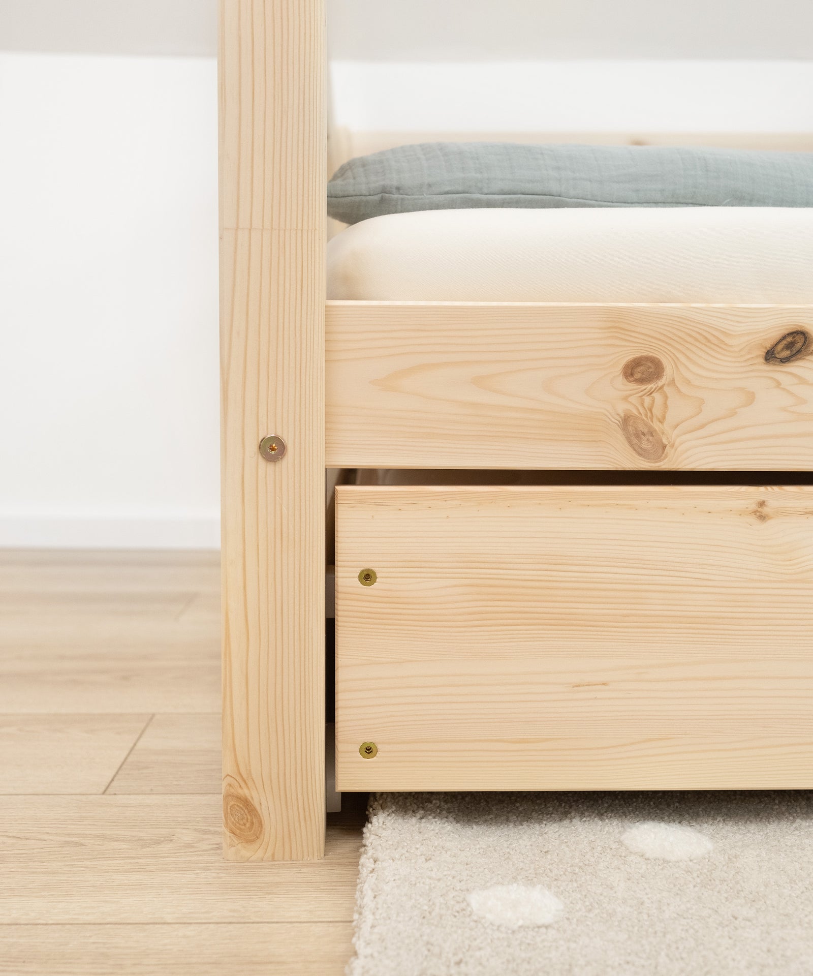 Nahaufnahme Kiefernholz Kinderbett K3 Kiefer ausziehbar mit Bettkasten.