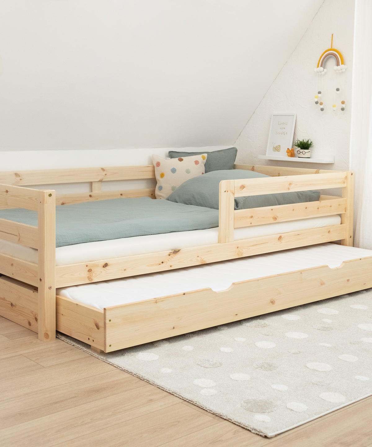 Kinderbett mit Ausziehbett im Bettkasten.