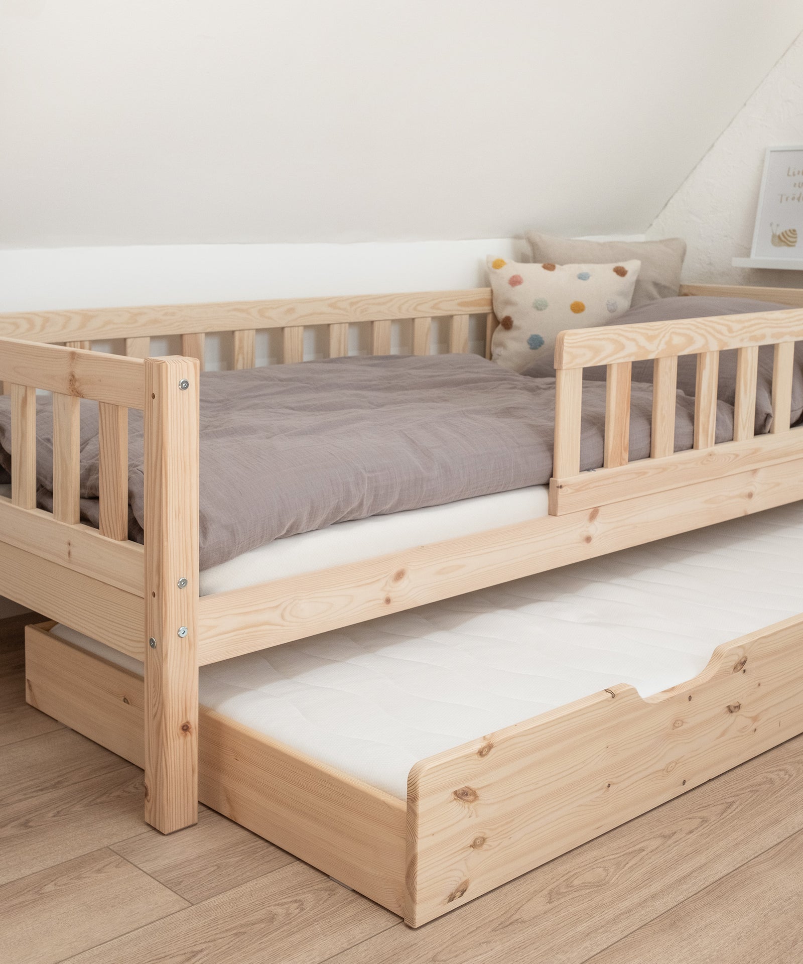 Zusätzlicher Schlafplatz*Unser optionaler Bettkasten bietet weitere Stauraumfläche oder einen extra Schlafplatz.|Halb ausgezogener Bettkasten mit eingelegter Matratze.