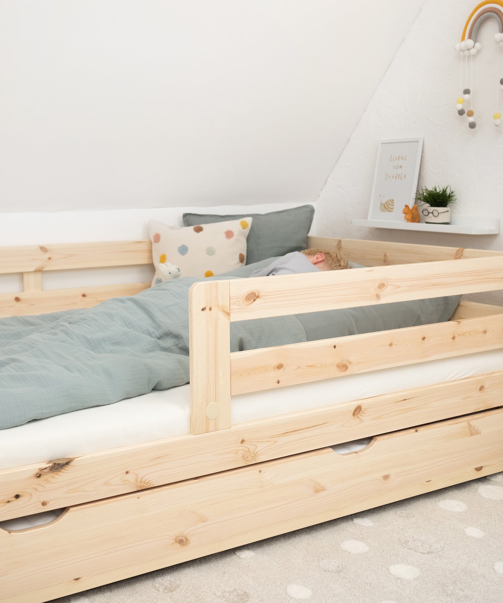 Flexibler Rausfallschutz*Der Rausfallschutz bietet deinem Kind Sicherheit. Er lässt sich beidseitig montieren und bei Bedarf auch ganz abnehmen.|Kinderbett K3 Natur hat einen flexiblen Rausfallschutz.