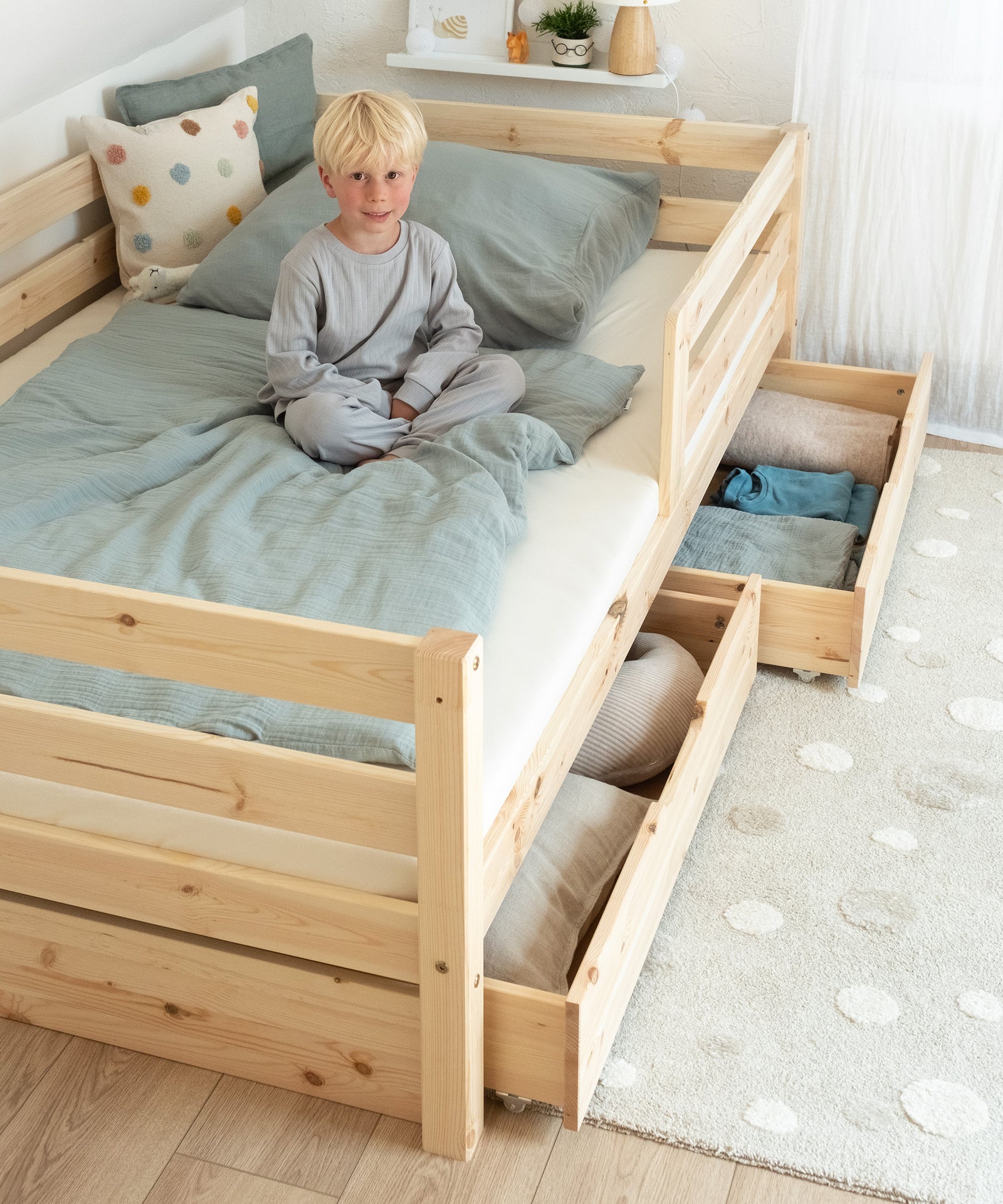Extra Stauraum*Unsere optionalen Bettschubladen bieten zusätzlichen Stauraum für Groß und Klein.|Ausziehbare Schubladen unter Kinderbett K3 Natur.