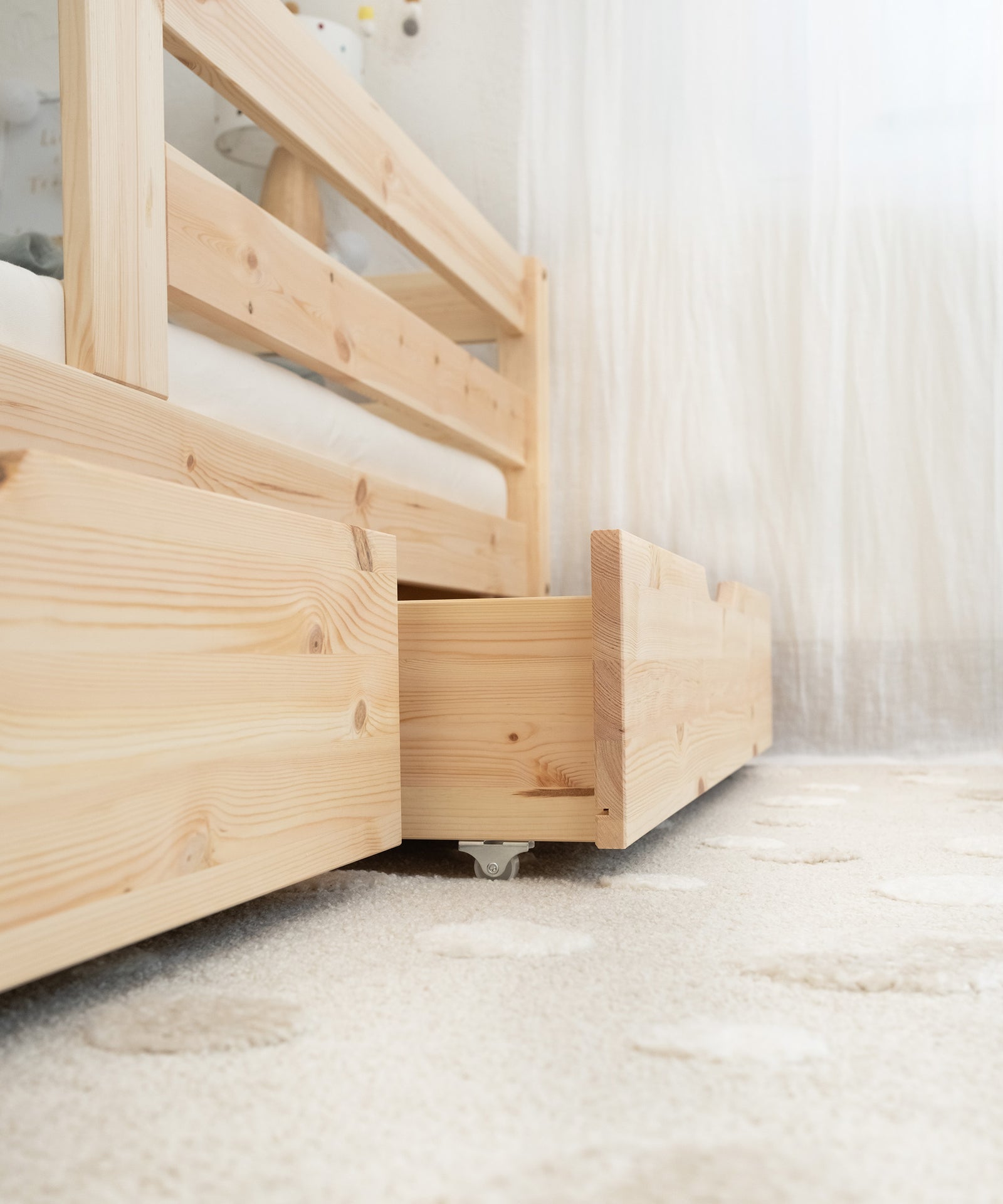 Ausziehbare Schublade mit Rollen.