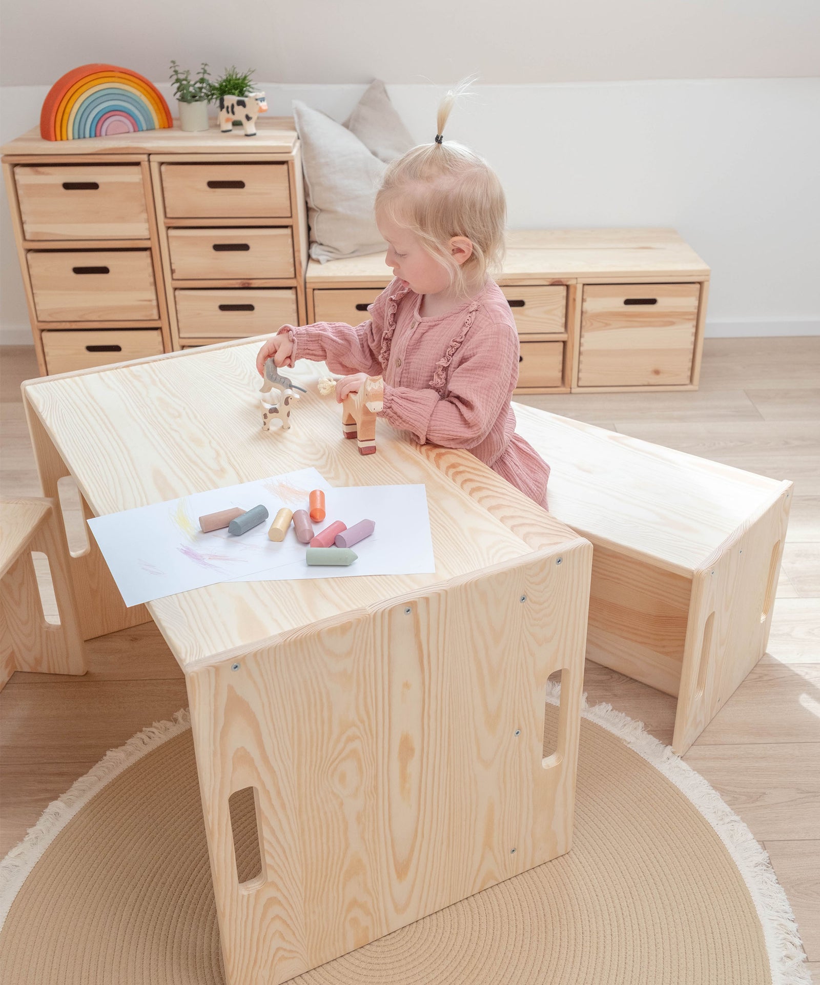 Kind steht an dem Wendetisch und spielt.