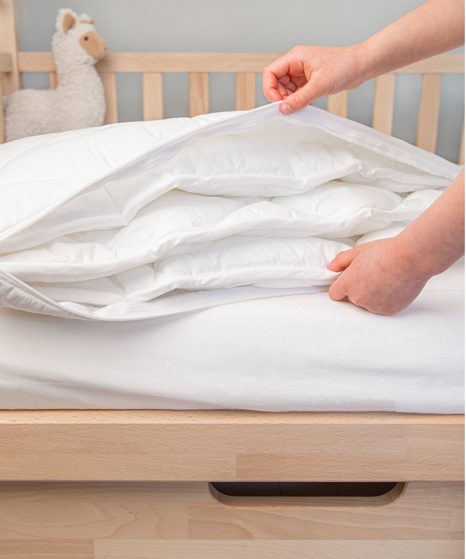 Praktisch*Durch die drei herausnehmbaren Innenkissen kann die Kissenhöhe individuell an die Schlafposition des Kindes angepasst werden.|Geöffnete Kissenhülle mit drei Innenkissen.