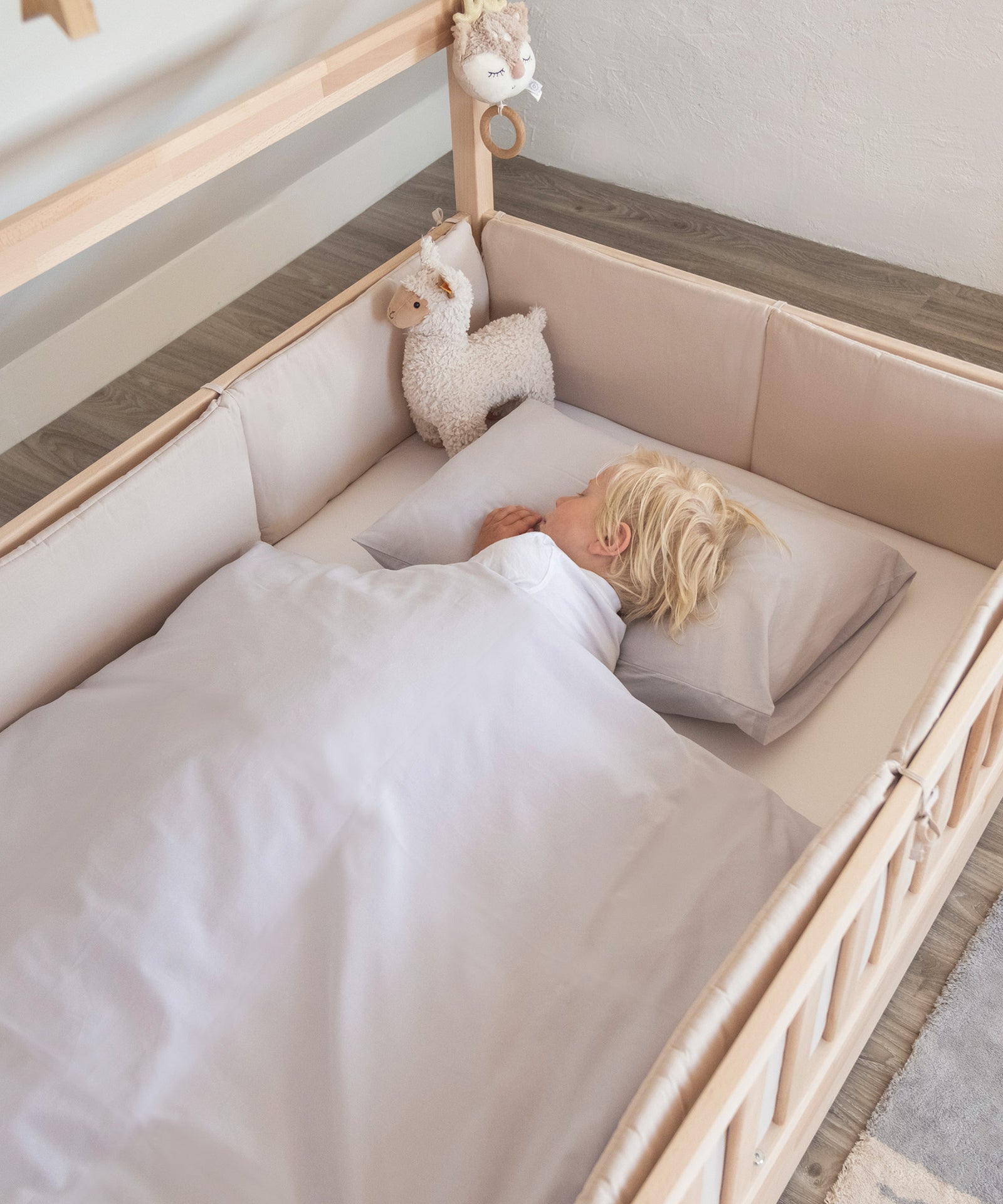 Für Seitenschläfer*Durch die drei herausnehmbaren Innenkissen kann die Kissenhöhe individuell an die Schlafposition von Seitenschläfern angepasst werden.|Junge schläft auf der Seite auf höhenverstellbarem Kissen.