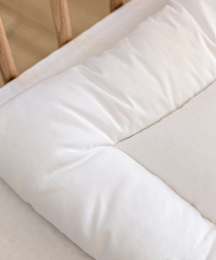 Hautfreundliche Materialien*Das Kopfkissen wird in Europa gefertigt und ist mit STANDARD
100 by OEKO-TEX® Produktklasse 1 zertifiziert.|Detailaufnahme des weichen, gesteppten Kleinkindkissens.